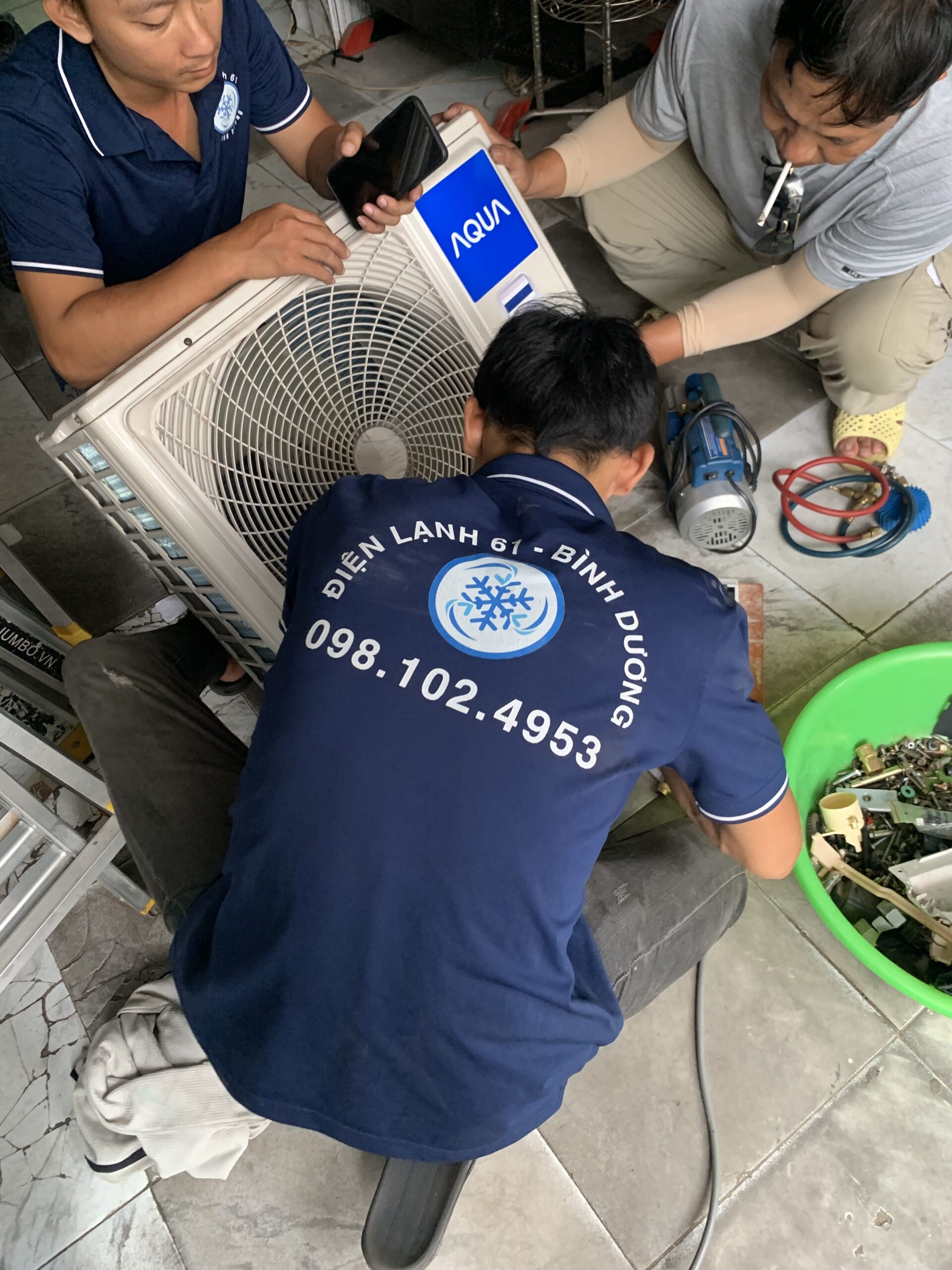 Kỹ thuật viên Điện Lạnh 61 đang kiểm tra máy lạnh - Dịch vụ sửa máy lạnh Phú Lợi tại nhà chuyên nghiệp.