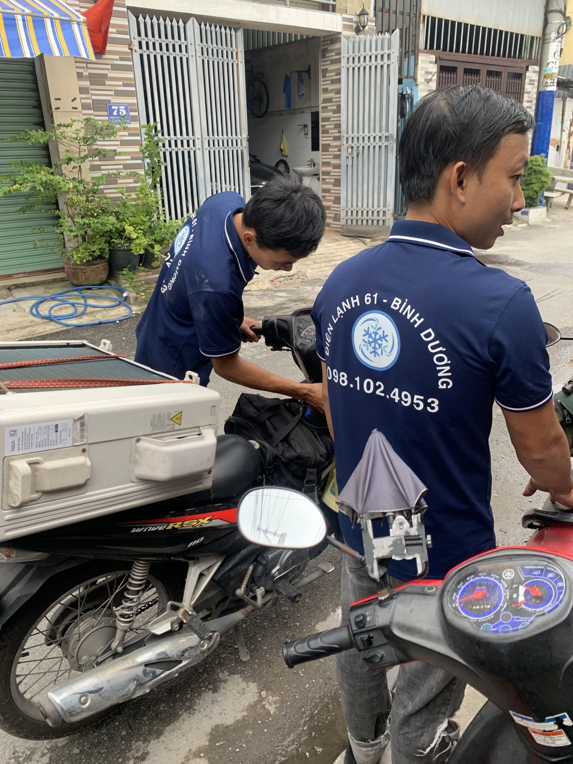 Kỹ thuật viên Điện Lạnh 61 đang lắp đặt máy lạnh - Dịch vụ tháo lắp máy lạnh Tam Bình chuyên nghiệp.