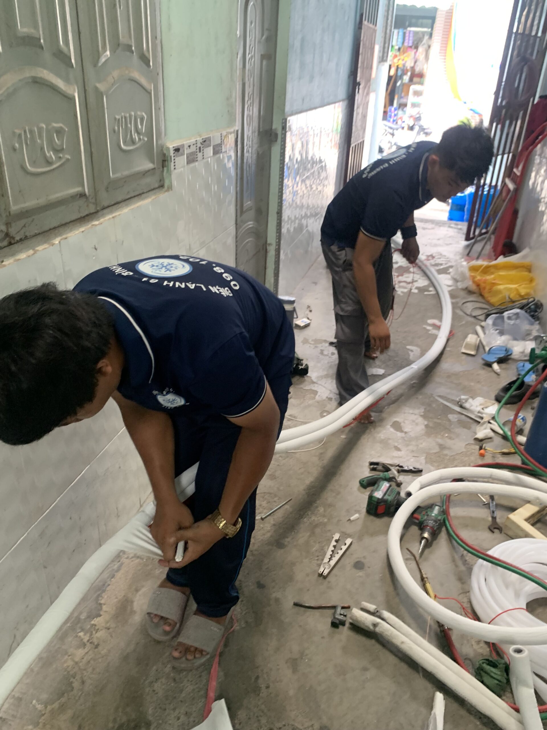 Kỹ thuật viên Điện Lạnh 61 đang lắp đặt máy lạnh tại một căn hộ ở Linh Xuân