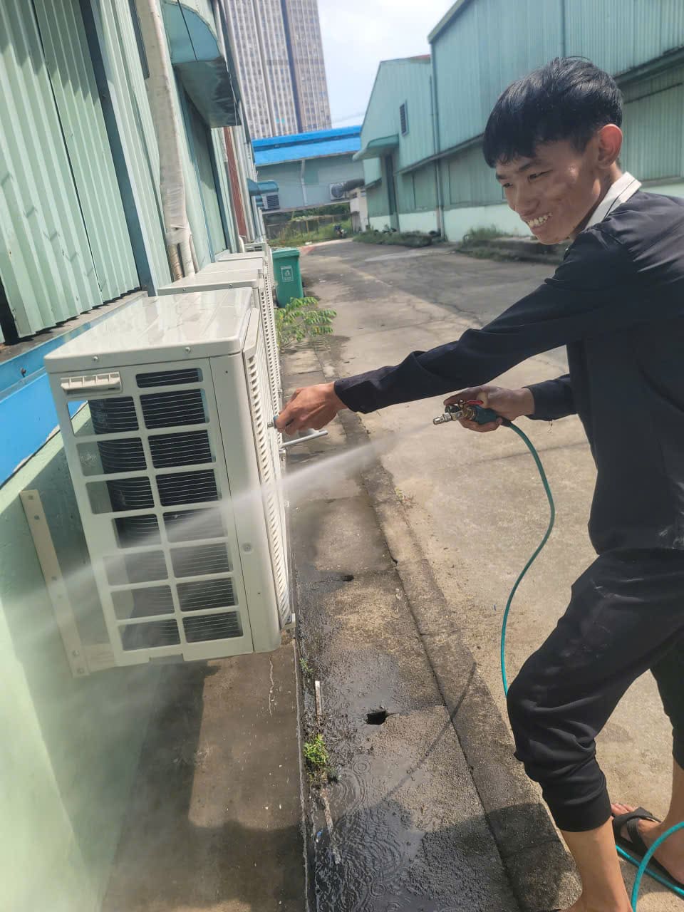Kỹ thuật viên Điện Lạnh 61 đang sửa cục nóng máy lạnh kêu to tại khu vực An Phú.