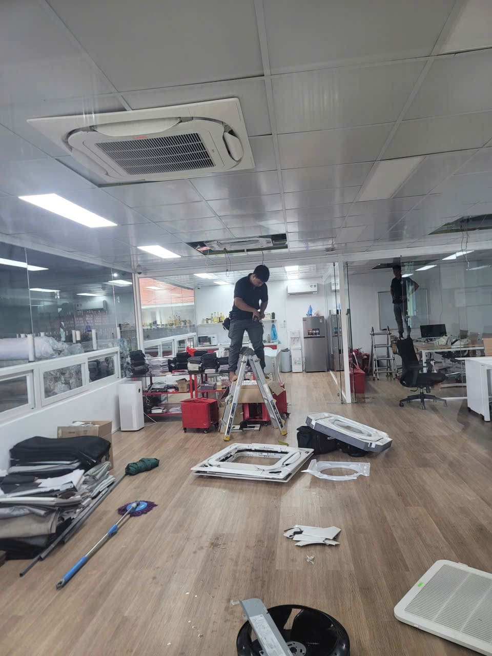 Kỹ thuật viên Điện Lạnh 61 đang vệ sinh máy lạnh treo tường tại hộ gia đình phường Linh Xuân