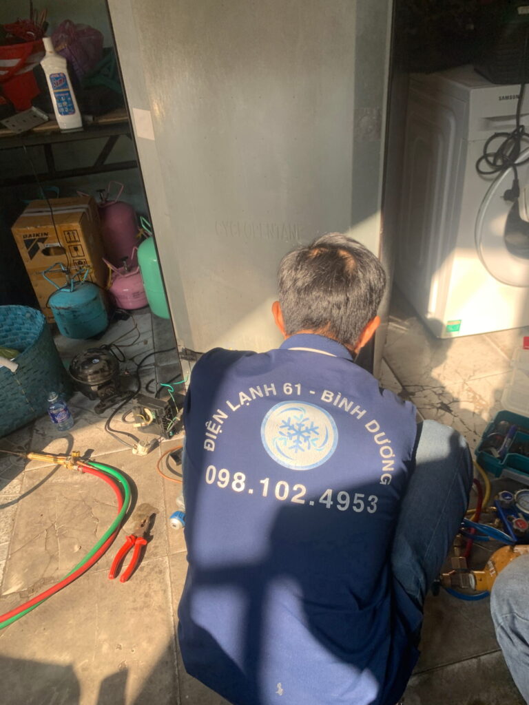 Kỹ thuật viên Điện Lạnh 61 kiểm tra nguyên nhân tủ lạnh không lạnh ngăn mát tại nhà khách hàng Thuận Giao.