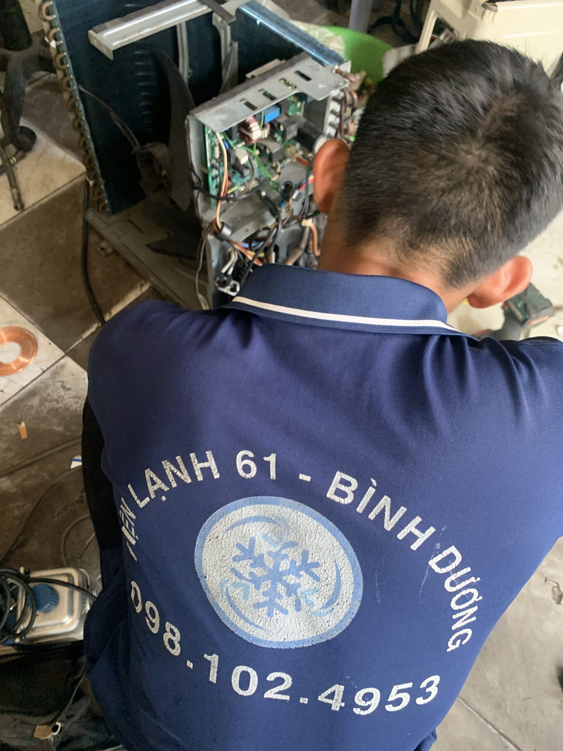Kỹ thuật viên Điện Lạnh 61 sửa bo mạch điều hòa Inverter tại nhà