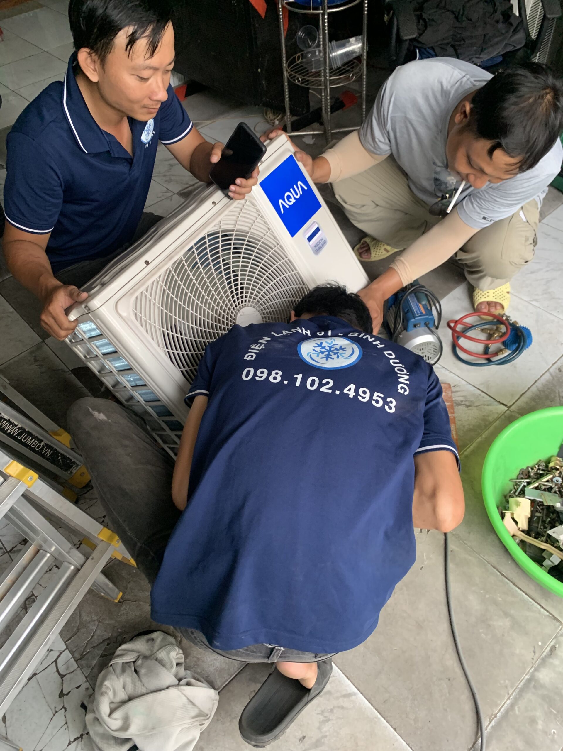 Kỹ thuật viên Điện lạnh 61 đang kiểm tra và sửa máy lạnh tại nhà cho khách hàng ở Bình Hòa, Thuận An