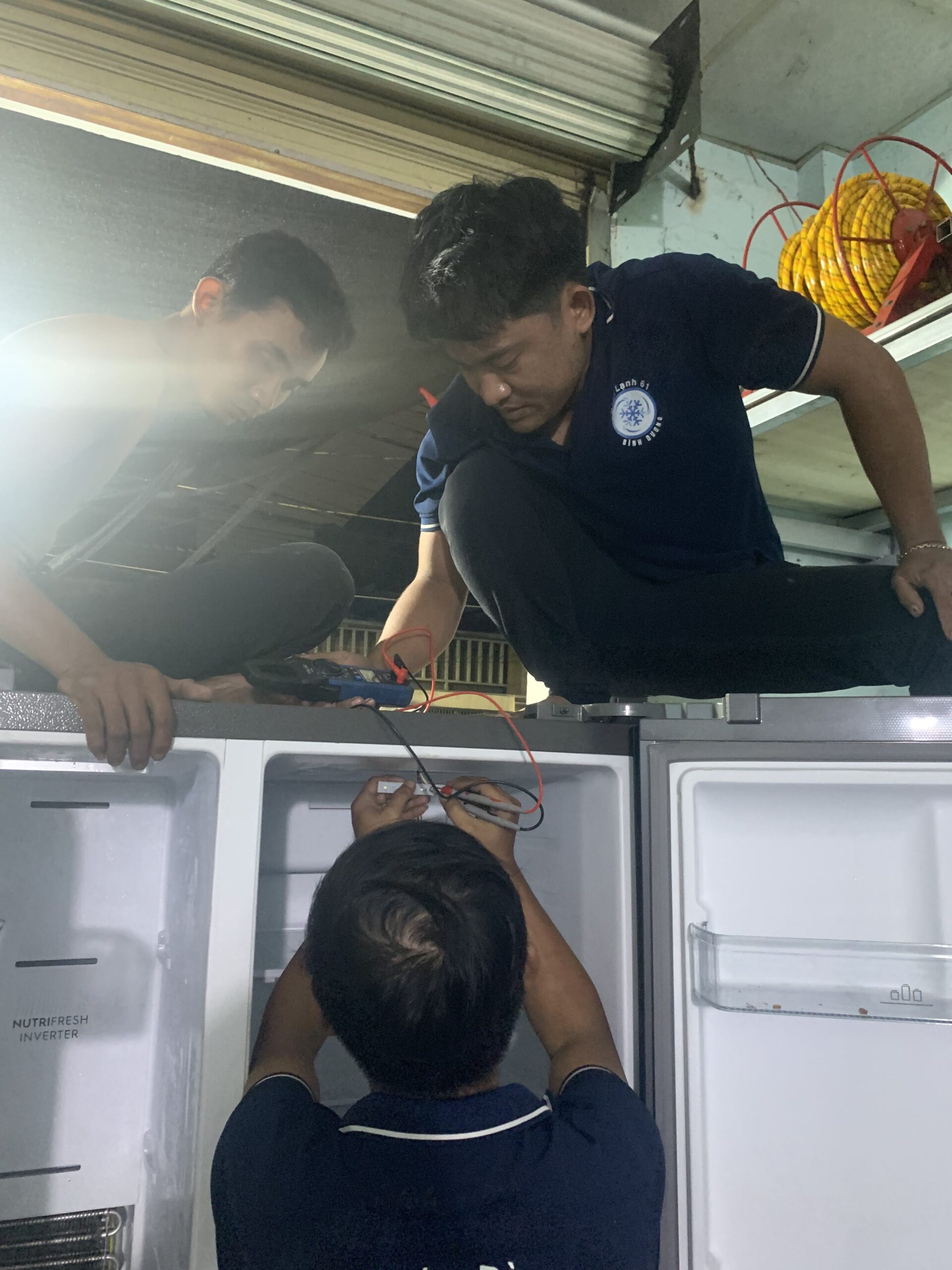 Kỹ thuật viên Điện lạnh 61 đang kiểm tra và sửa tủ lạnh tại nhà cho khách hàng ở Phú Lợi, Thủ Dầu Một.