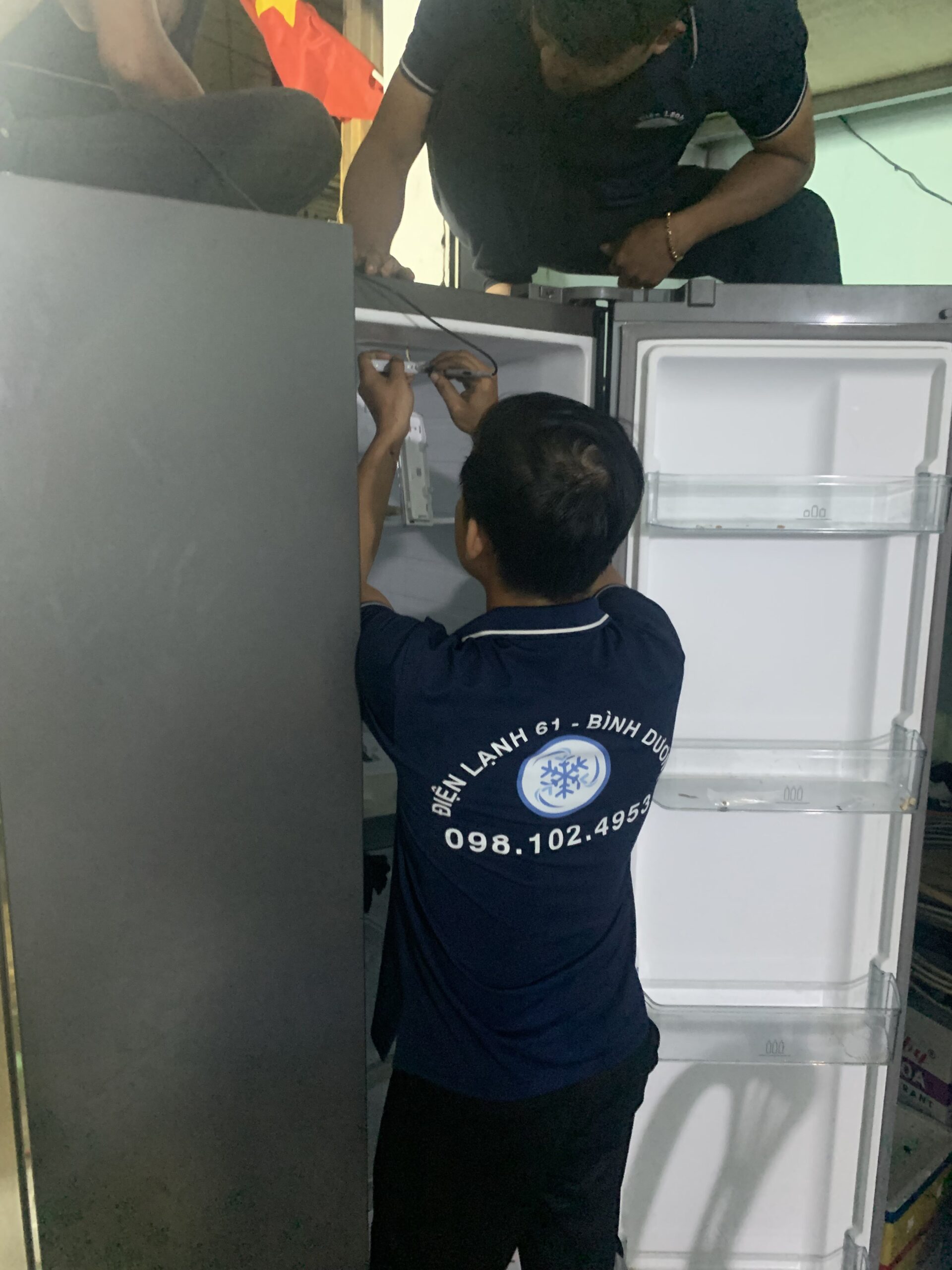 Kỹ thuật viên chuyên nghiệp sửa tủ lạnh tại Thuận Giao Kỹ thuật viên chuyên nghiệp sửa tủ lạnh tại Thuận Giao