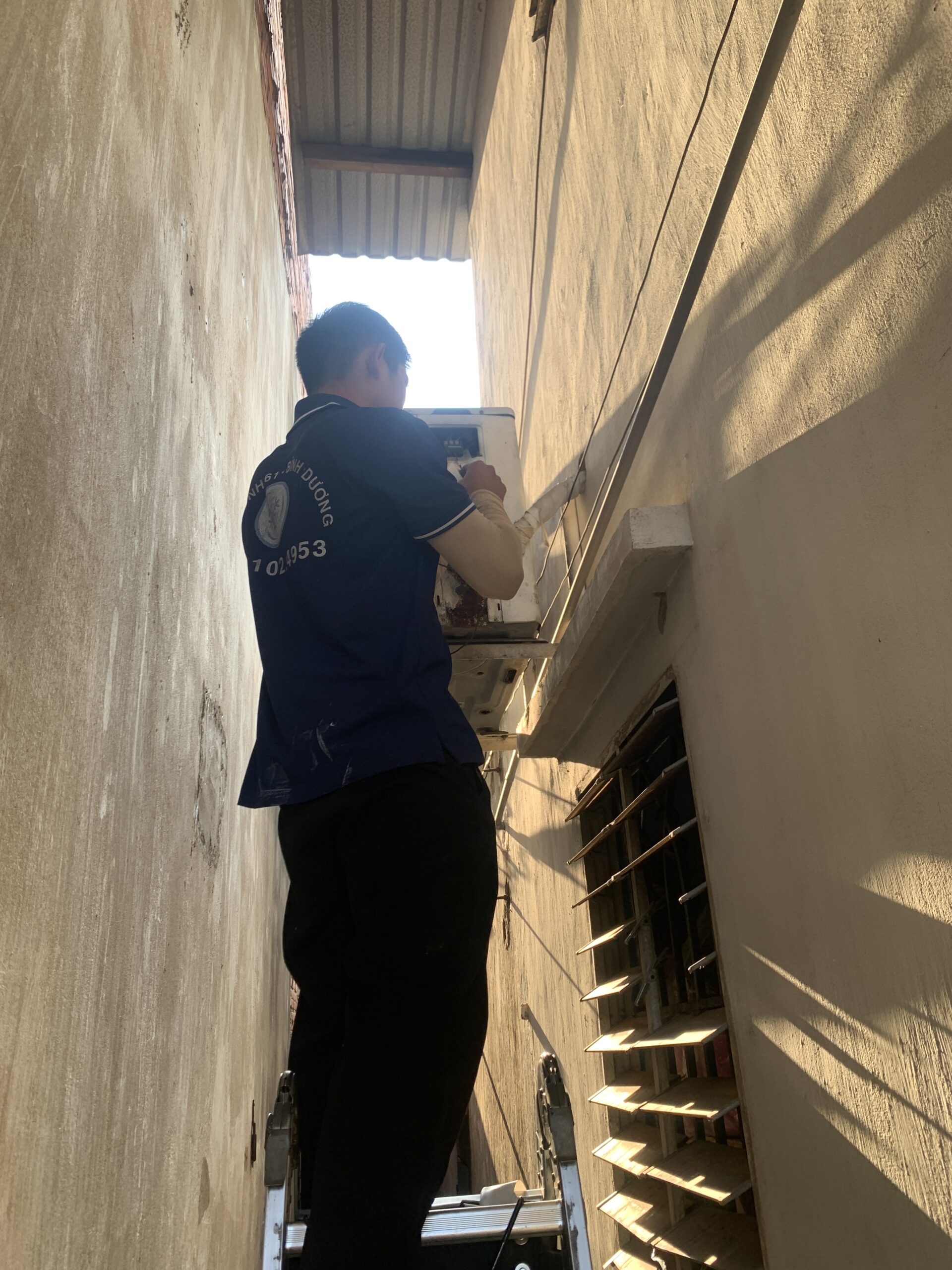 Ky-thuat-vien-nap-gas-may-lanh-Inverter-chuan-ap-suat-tai-Binh-Hoa Kỹ thuật viên nạp gas máy lạnh Inverter chuẩn áp suất tại Bình Hòa