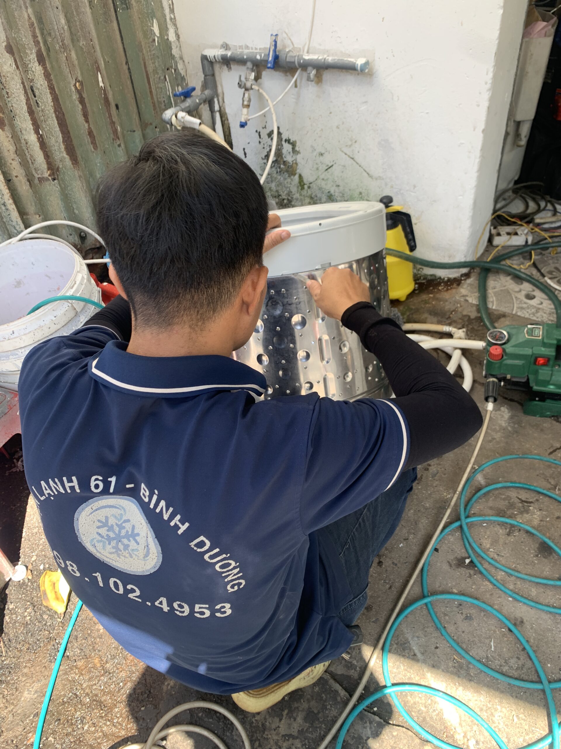 Ky-thuat-vien-xit-rua-ap-luc-cao-long-giat-inox-danh-bay-mang-bam-canxi Kỹ thuật viên xịt rửa áp lực cao lồng giặt inox đánh bay mảng bám canxi