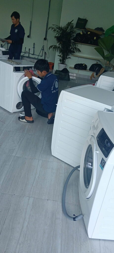 Kỹ thuật viên xử lý lỗi máy giặt không vắt và kiểm tra bơm xả tận nhà ở Bình Hòa