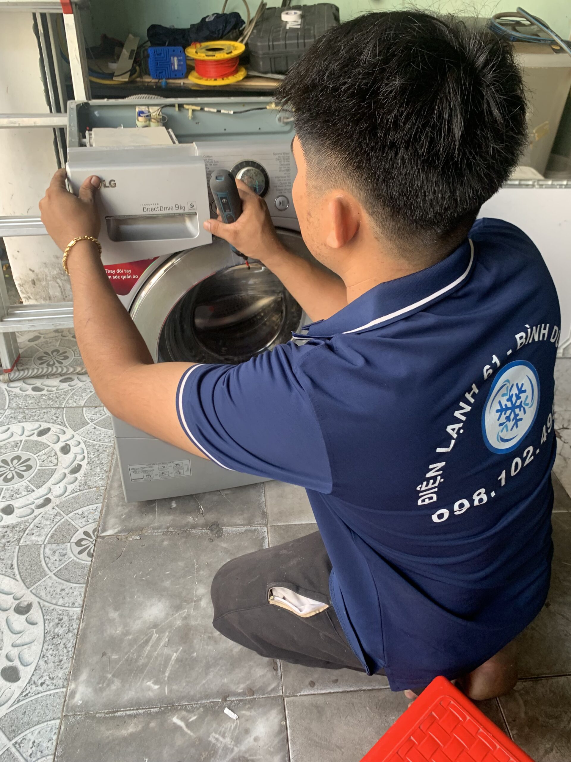 Lam-sach-bo-loc-can-ban-mot-phan-quan-trong-trong-viec-bao-duong-may-giat-tai-An-Phu Làm sạch bộ lọc cặn bẩn, một phần quan trọng trong việc bảo dưỡng máy giặt tại An Phú.