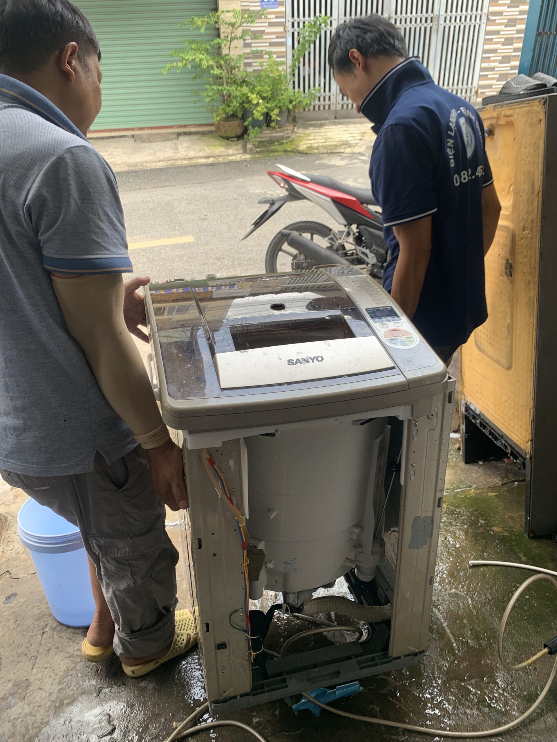 Làm sạch chi tiết các linh kiện máy giặt như gioăng cao su, hộc chứa bột giặt.