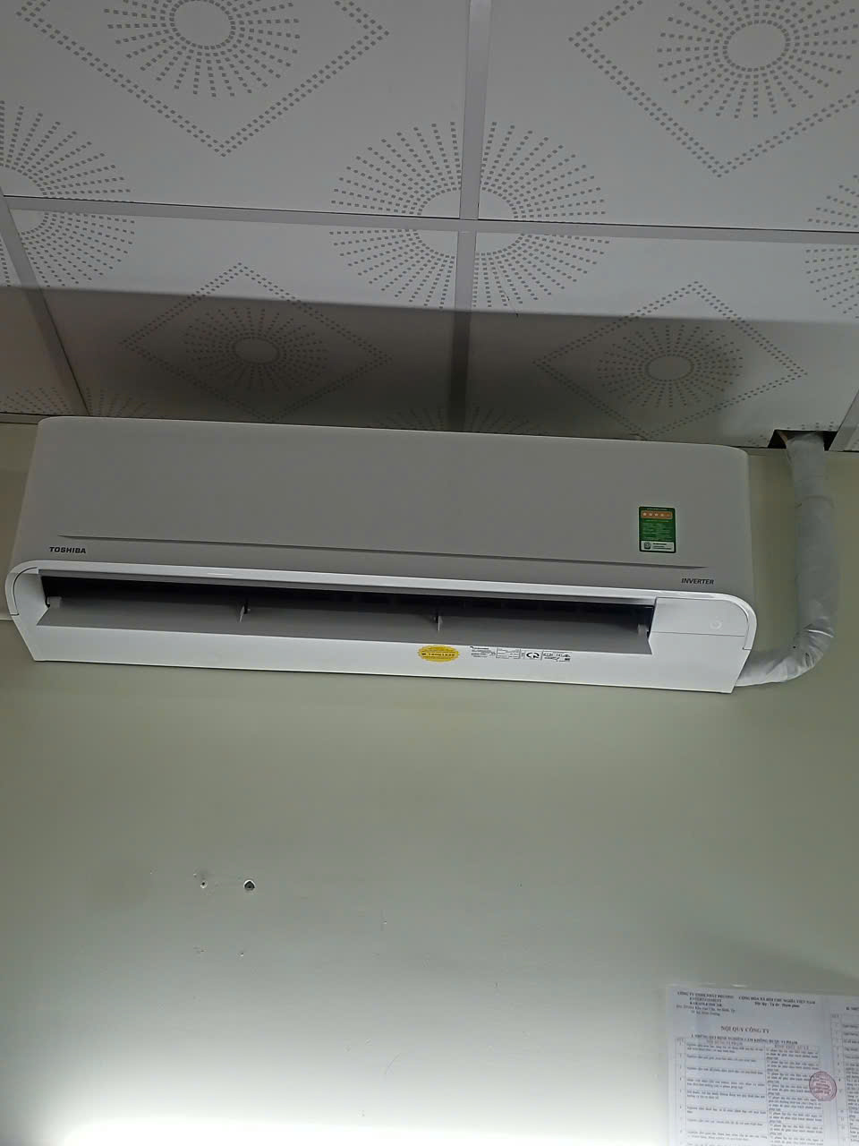 Lắp đặt giá đỡ dàn lạnh cân bằng và chính xác, đảm bảo thẩm mỹ tại nhà khách ở An Phú