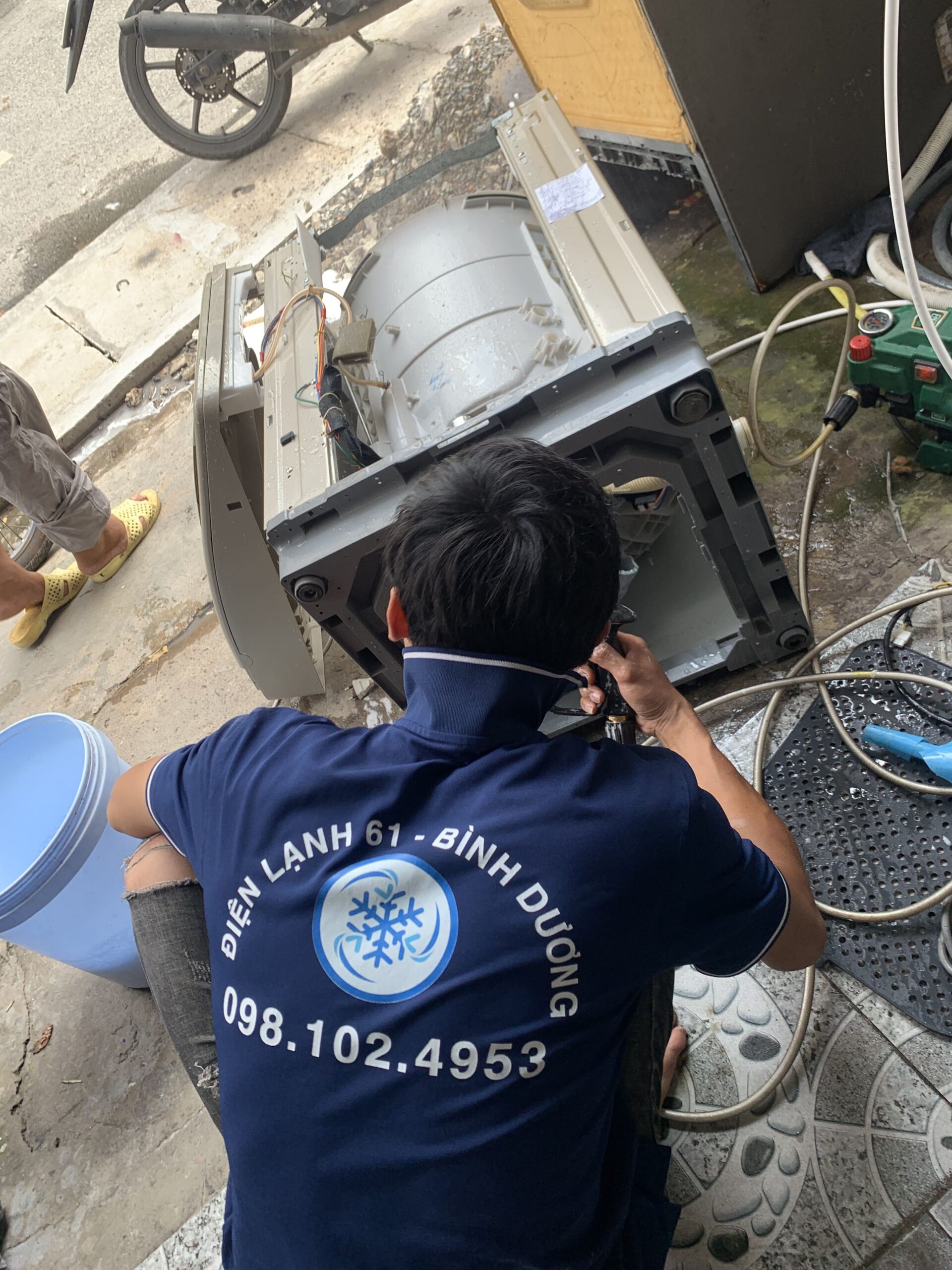 Lồng giặt bám đầy cặn bẩn và nấm mốc trước khi được vệ sinh.