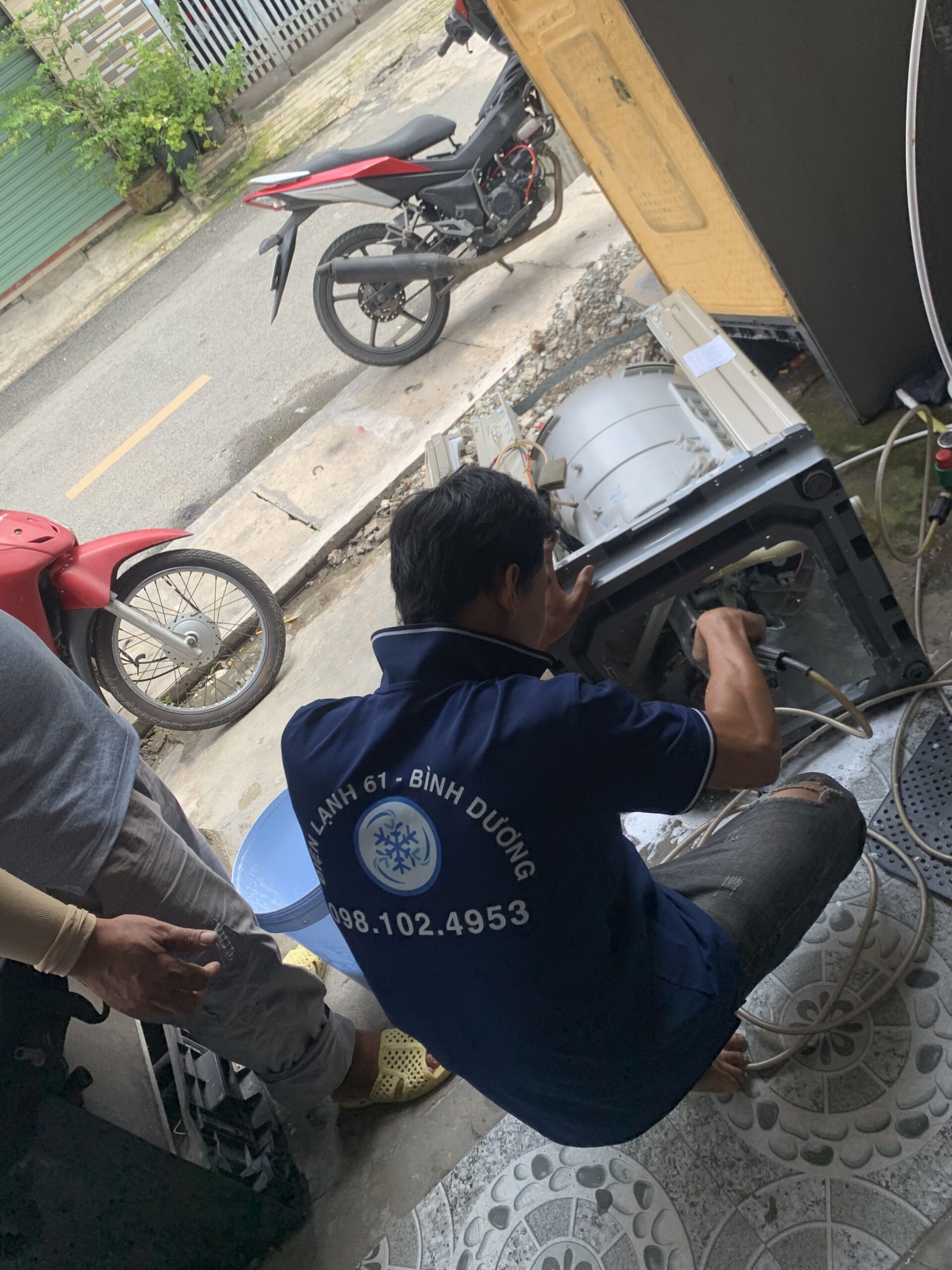 Lồng giặt sáng bóng, không còn cặn bẩn sau khi được Điện Lạnh 61 vệ sinh tại Phú Lợi