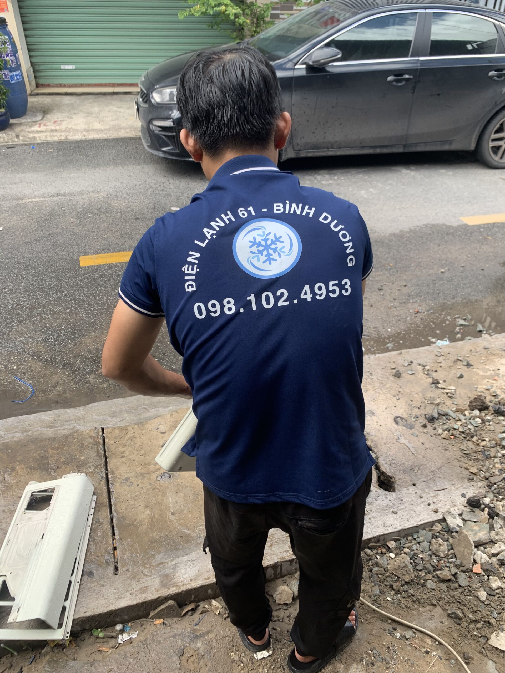 Lưới lọc máy lạnh bám đầy bụi bẩn là nguyên nhân cần gọi dịch vụ vệ sinh máy lạnh Phú Lợi của Điện lạnh 61.
