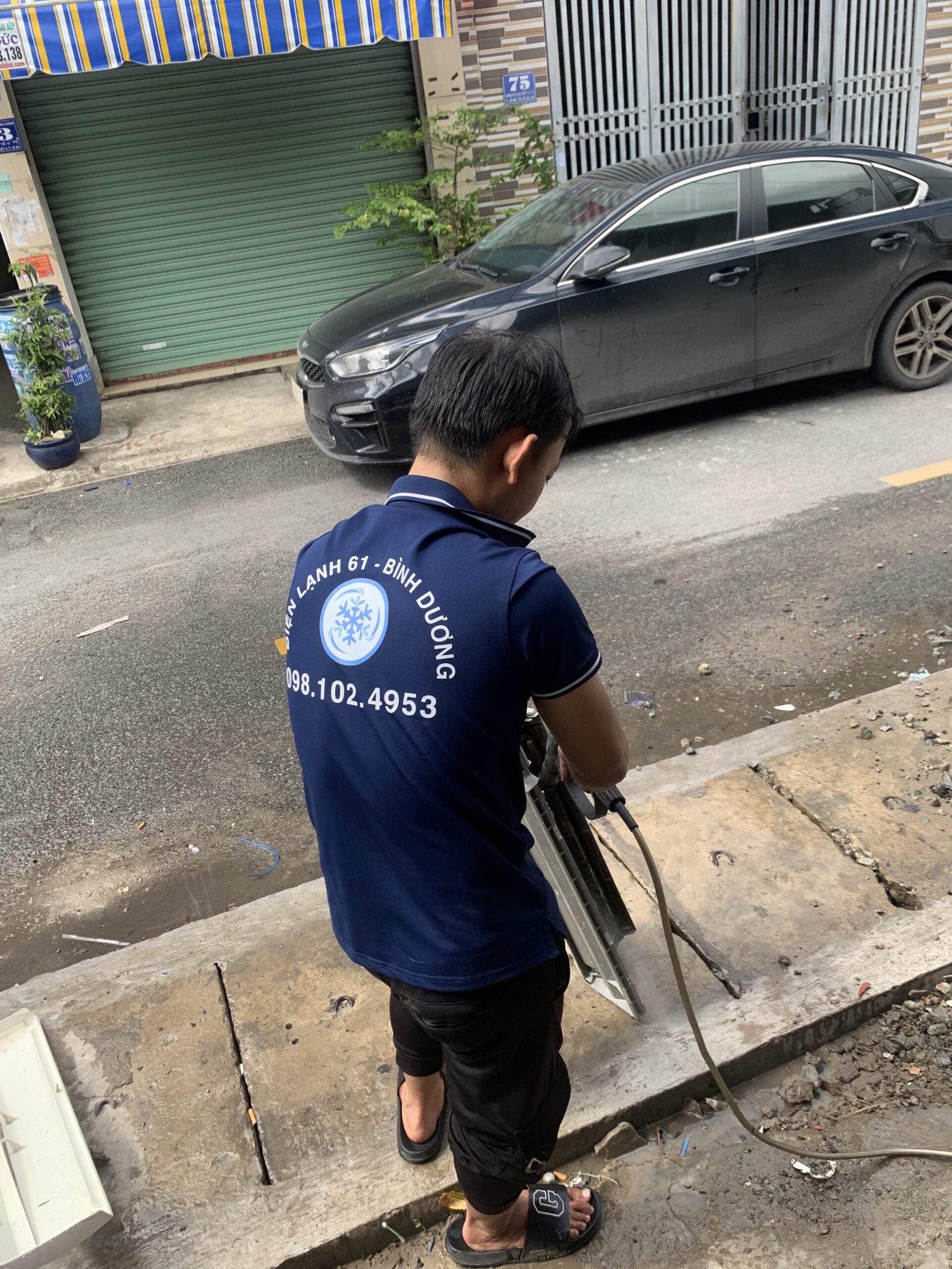 Lưới lọc máy lạnh bám đầy bụi bẩn và nấm mốc, nguyên nhân gây mùi hôi và không mát