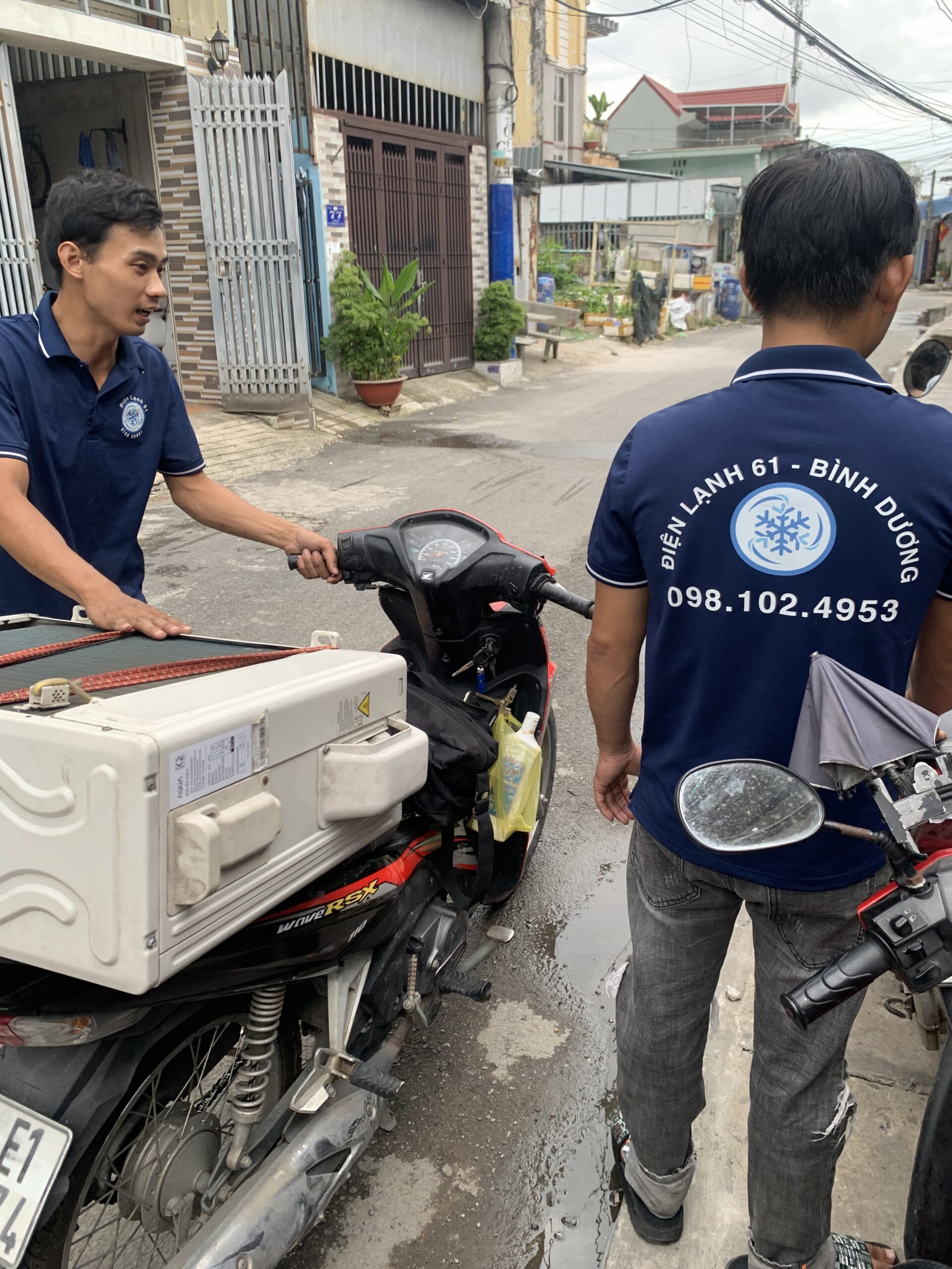 Mot-gia-dinh-dang-chuyen-nha-can-dich-vu-di-doi-va-thao-lap-may-lanh-tron-goi-tai-Thuan-Giao Một gia đình đang chuyển nhà, cần dịch vụ di dời và tháo lắp máy lạnh trọn gói tại Thuận Giao