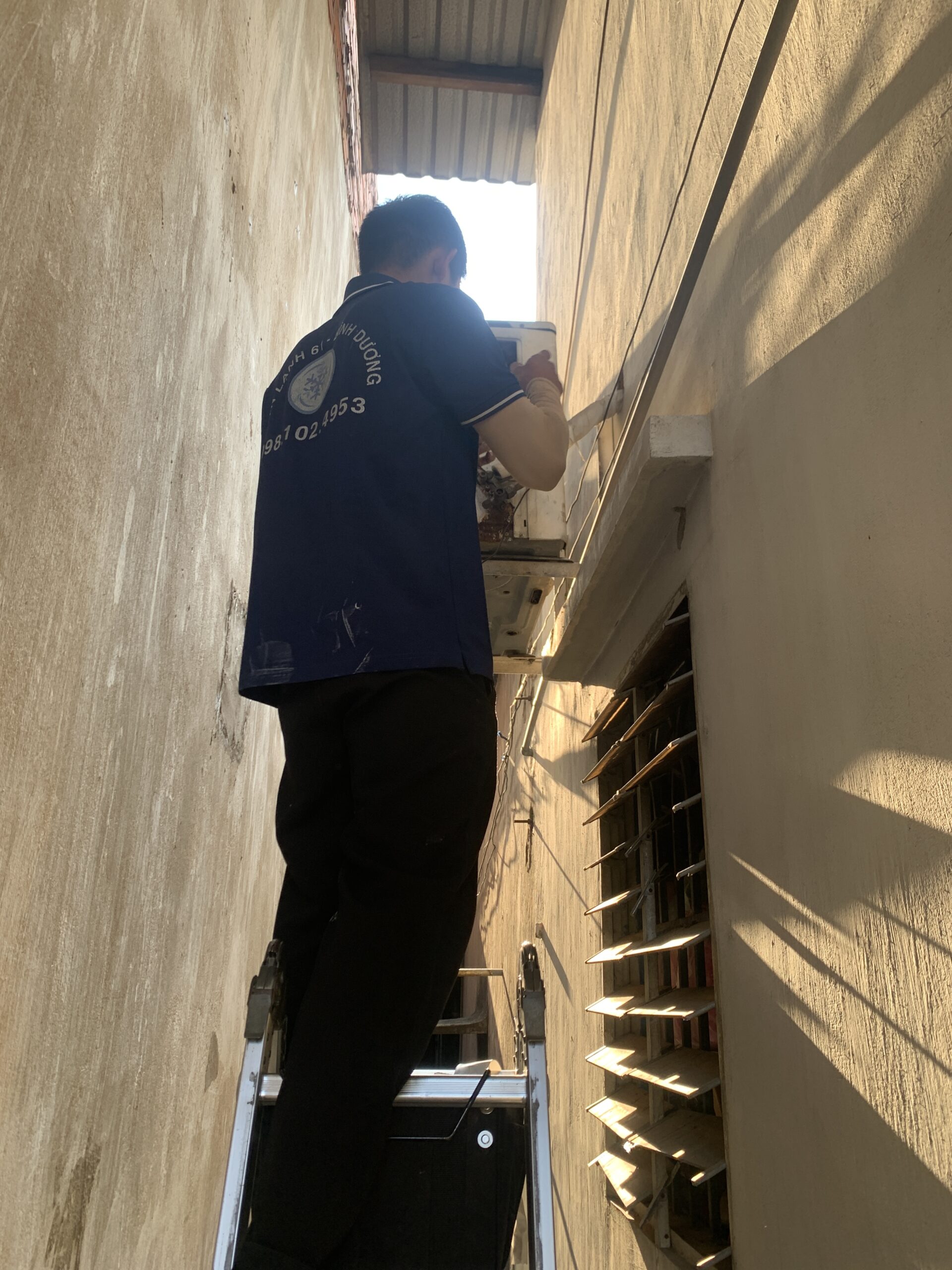 Nhan-vien-kiem-tra-va-thu-hoi-gas-may-lanh-bang-dong-ho-ap-suat-chuyen-dung Nhân viên kiểm tra và thu hồi gas máy lạnh bằng đồng hồ áp suất chuyên dụng