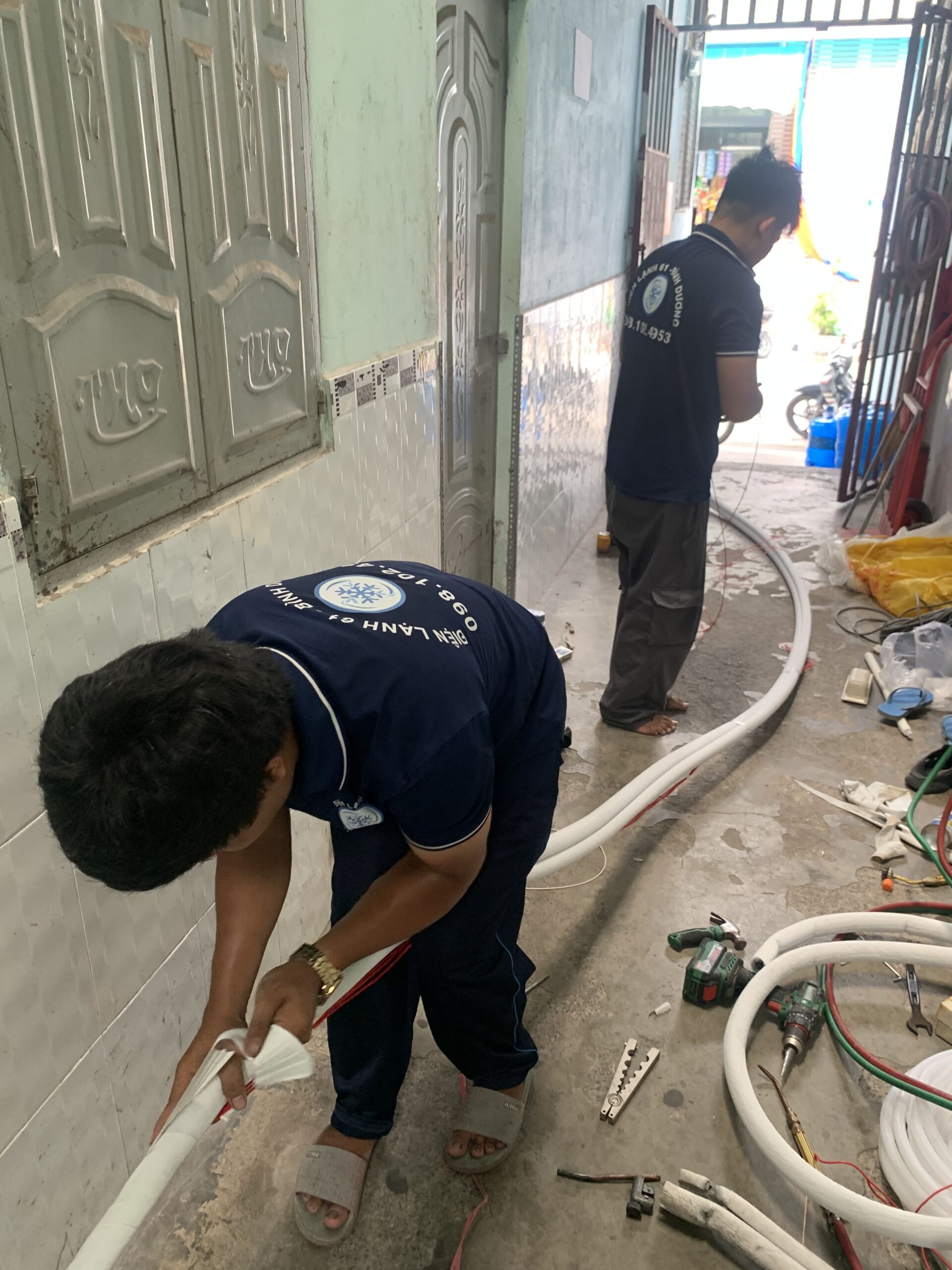 Quy trình lắp đặt máy lạnh tại An Phú, kết nối ống đồng đúng kỹ thuật, chống rò rỉ gas