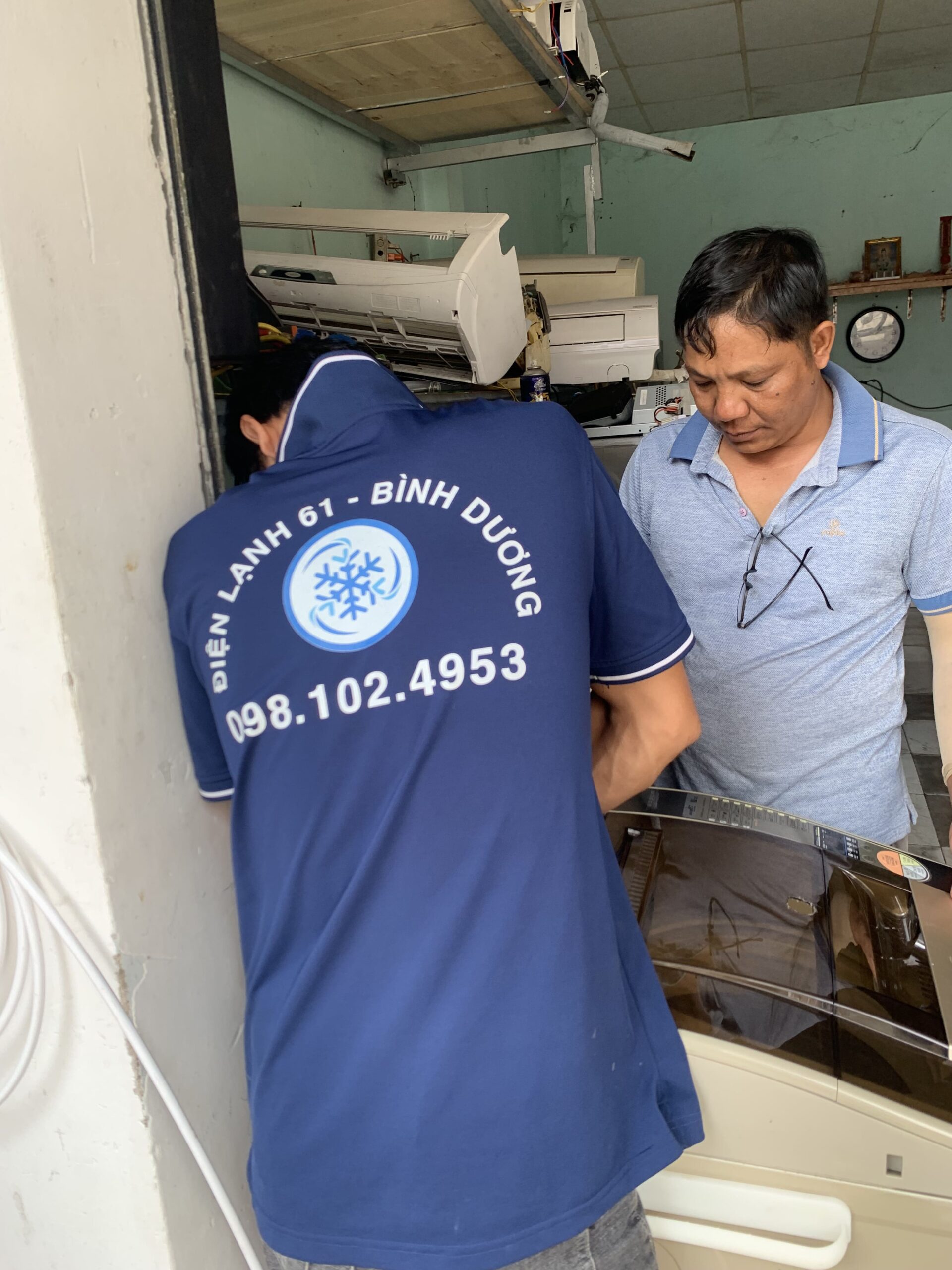Quy trình vệ sinh máy giặt chuyên nghiệp tại phường Linh Xuân.