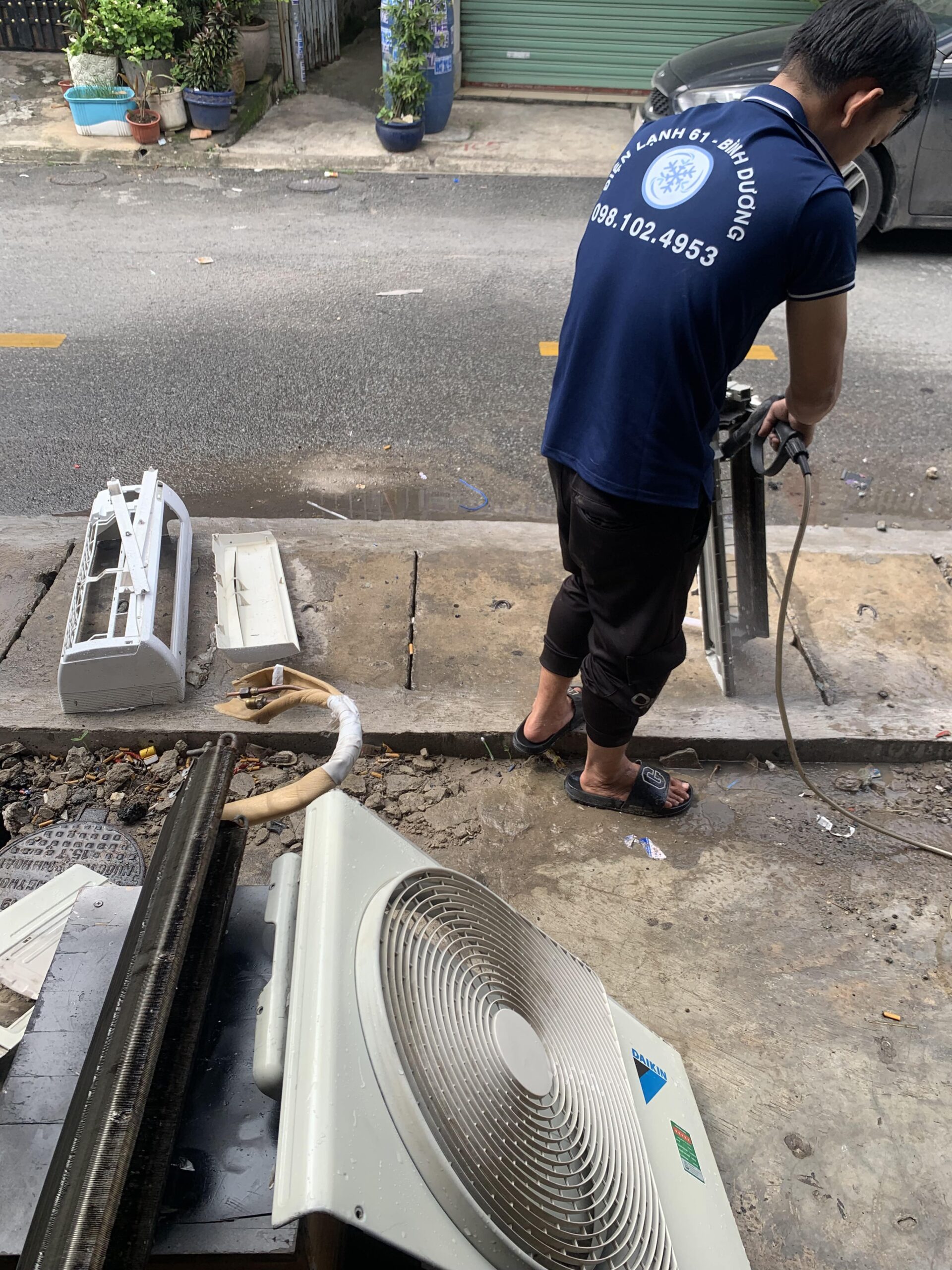 Quy trình vệ sinh máy lạnh tại nhà ở Linh Xuân của Điện Lạnh 61, đầy đủ các bước an toàn