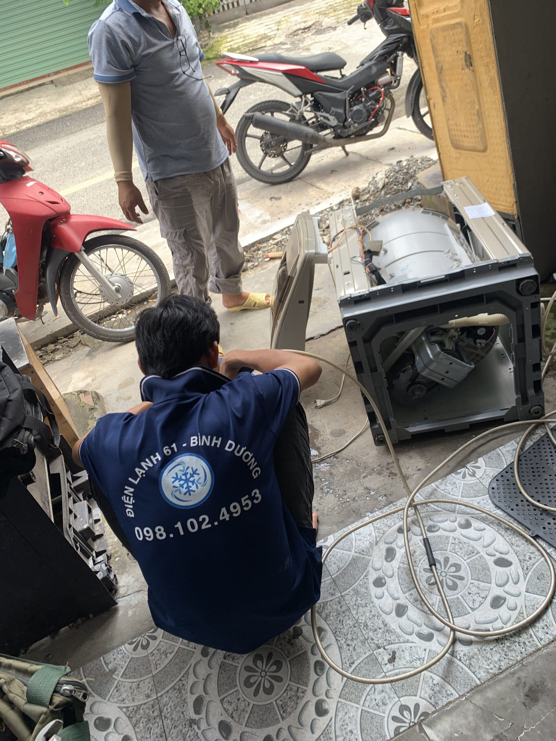So-sanh-truoc-va-sau-khi-su-dung-dich-vu-ve-sinh-may-giat-tai-Thu-Duc So sánh trước và sau khi sử dụng dịch vụ vệ sinh máy giặt tại Thủ Đức.