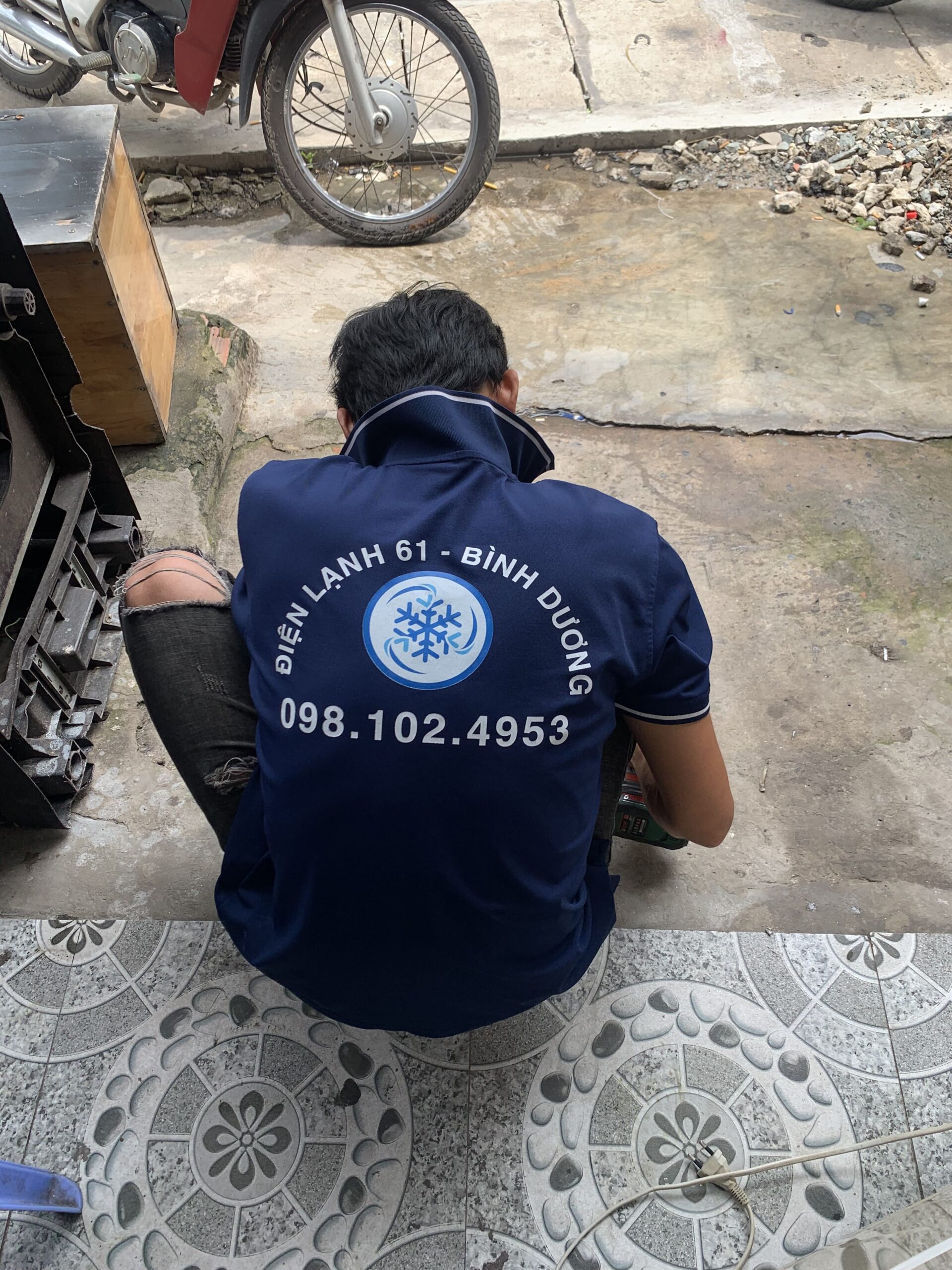 Sửa bo mạch điện tử cho máy giặt báo lỗi chớp đèn liên tục.
