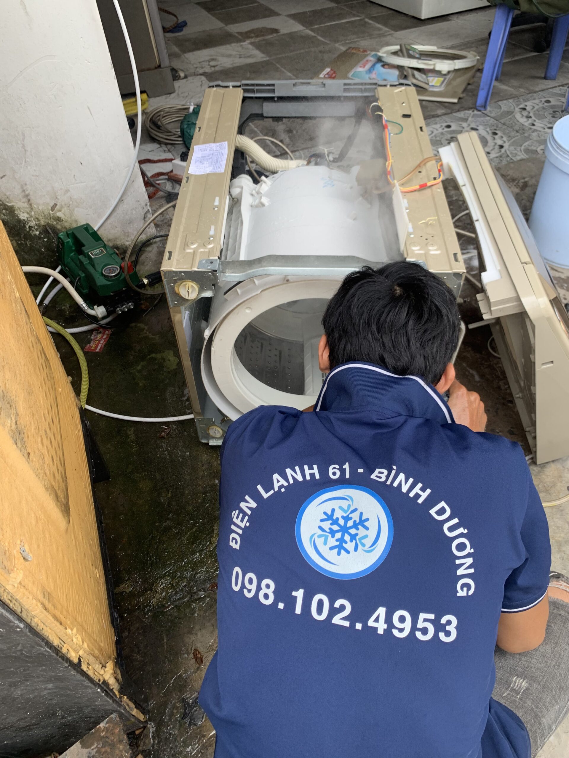 Sửa lỗi máy giặt bị chảy nước ra sàn nhà tại Linh Xuân.