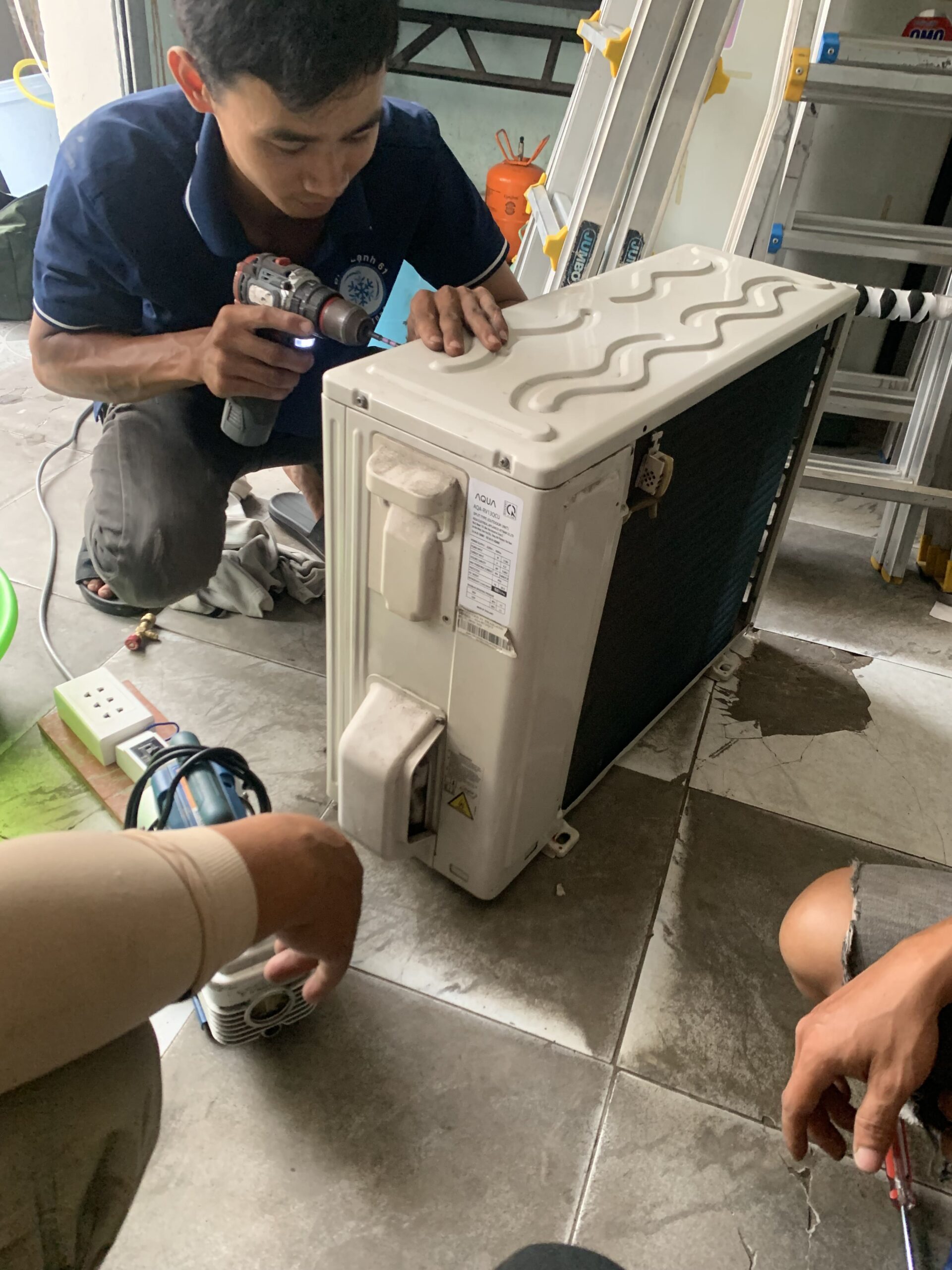 Tháo lắp máy lạnh treo tường cho phòng ngủ tại một gia đình ở khu vực Tam Bình.