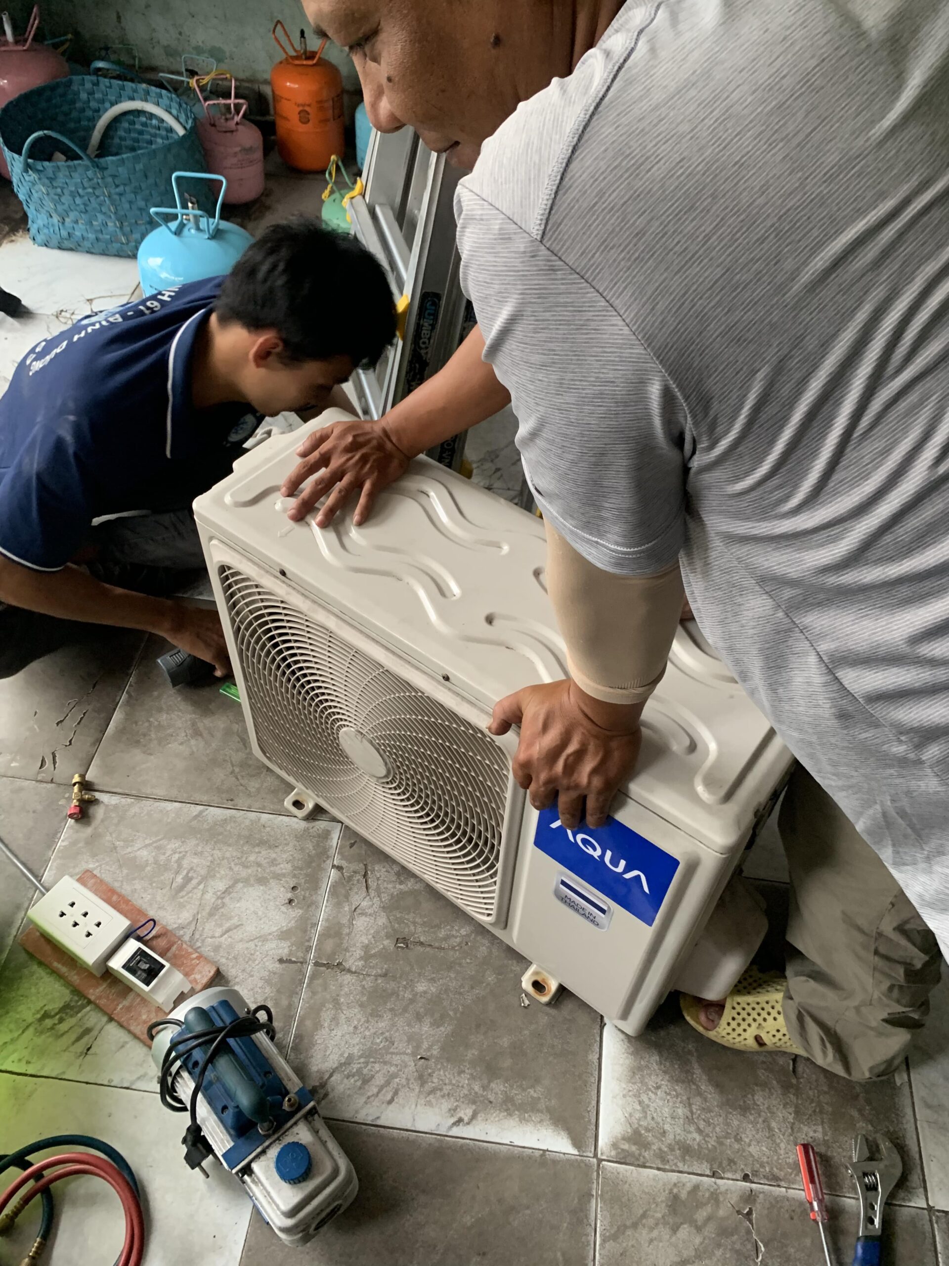 Tháo vỏ máy lạnh để làm sạch sâu bên trong tại Tam Bình.
