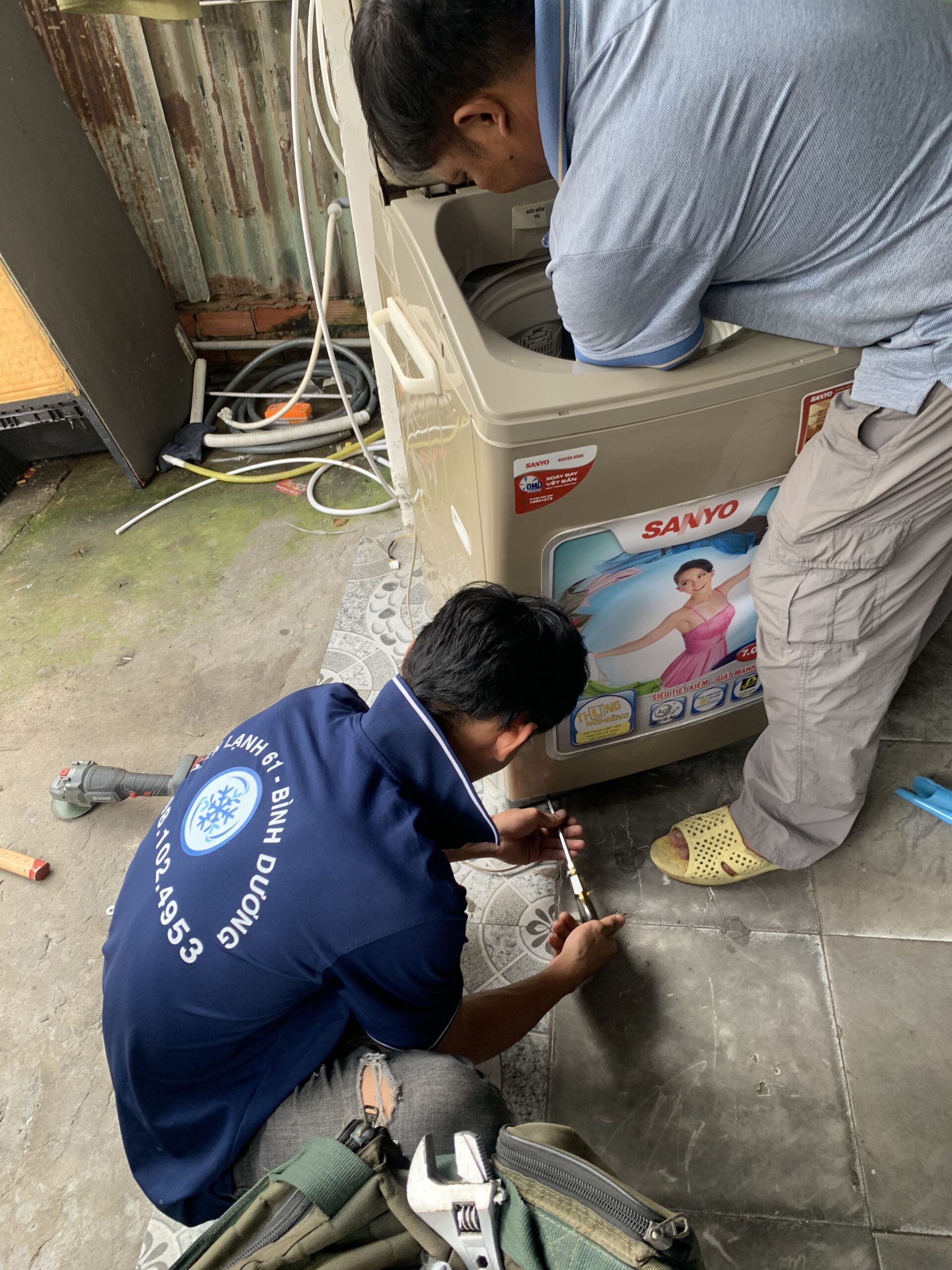 Thay thế linh kiện cho máy giặt không xả được nước.