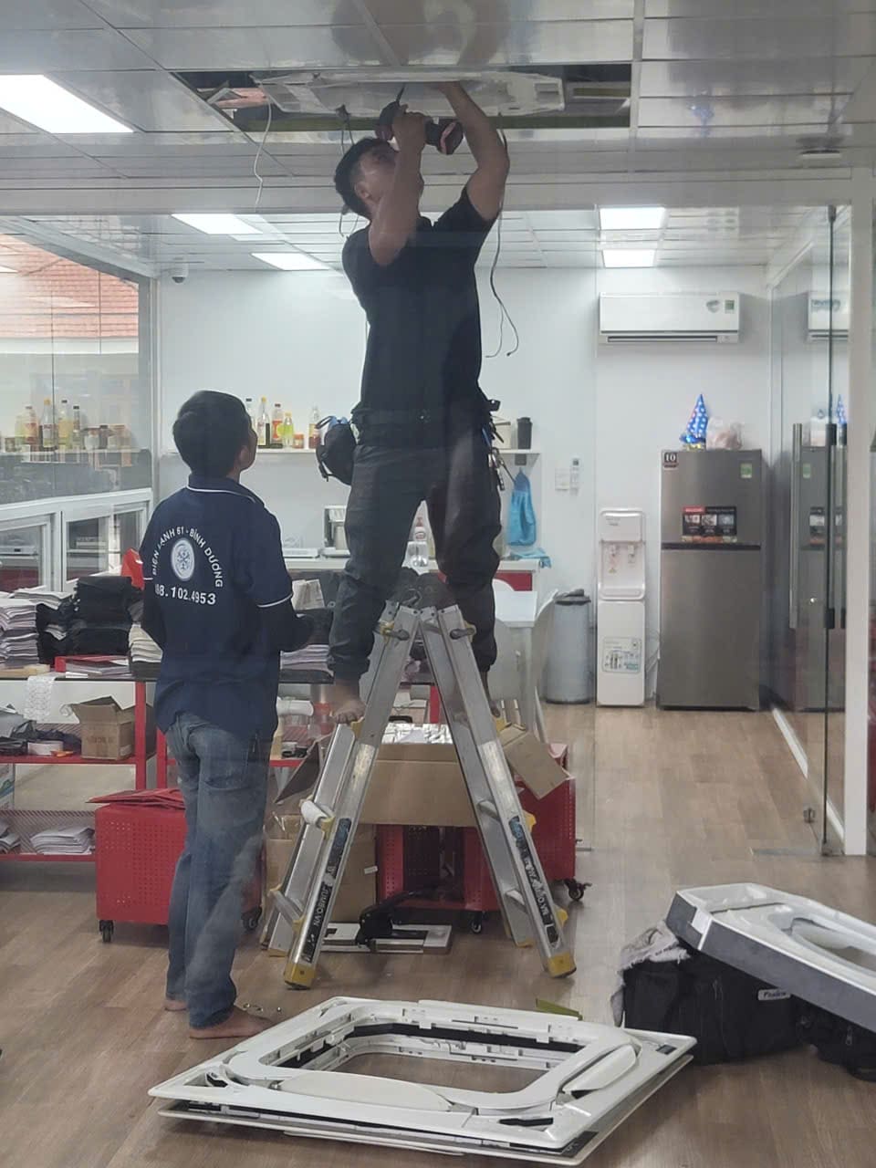 Thợ Điện Lạnh 61 đang kiểm tra dàn lạnh máy lạnh bị chảy nước tại nhà khách ở An Phú, Thuận An.