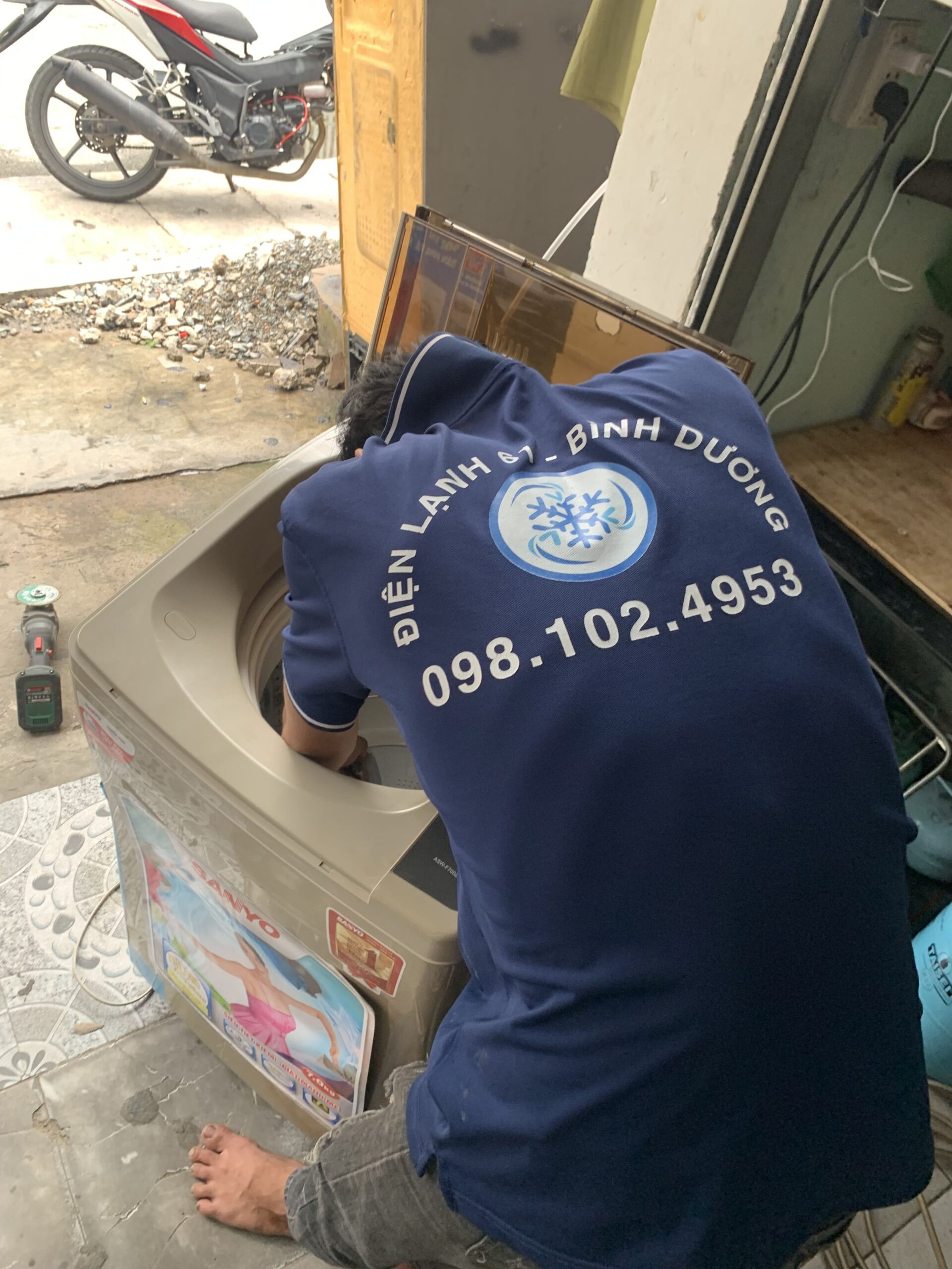 Thợ Điện Lạnh 61 đang kiểm tra và sửa máy giặt cho khách tại phường Phú Lợi.