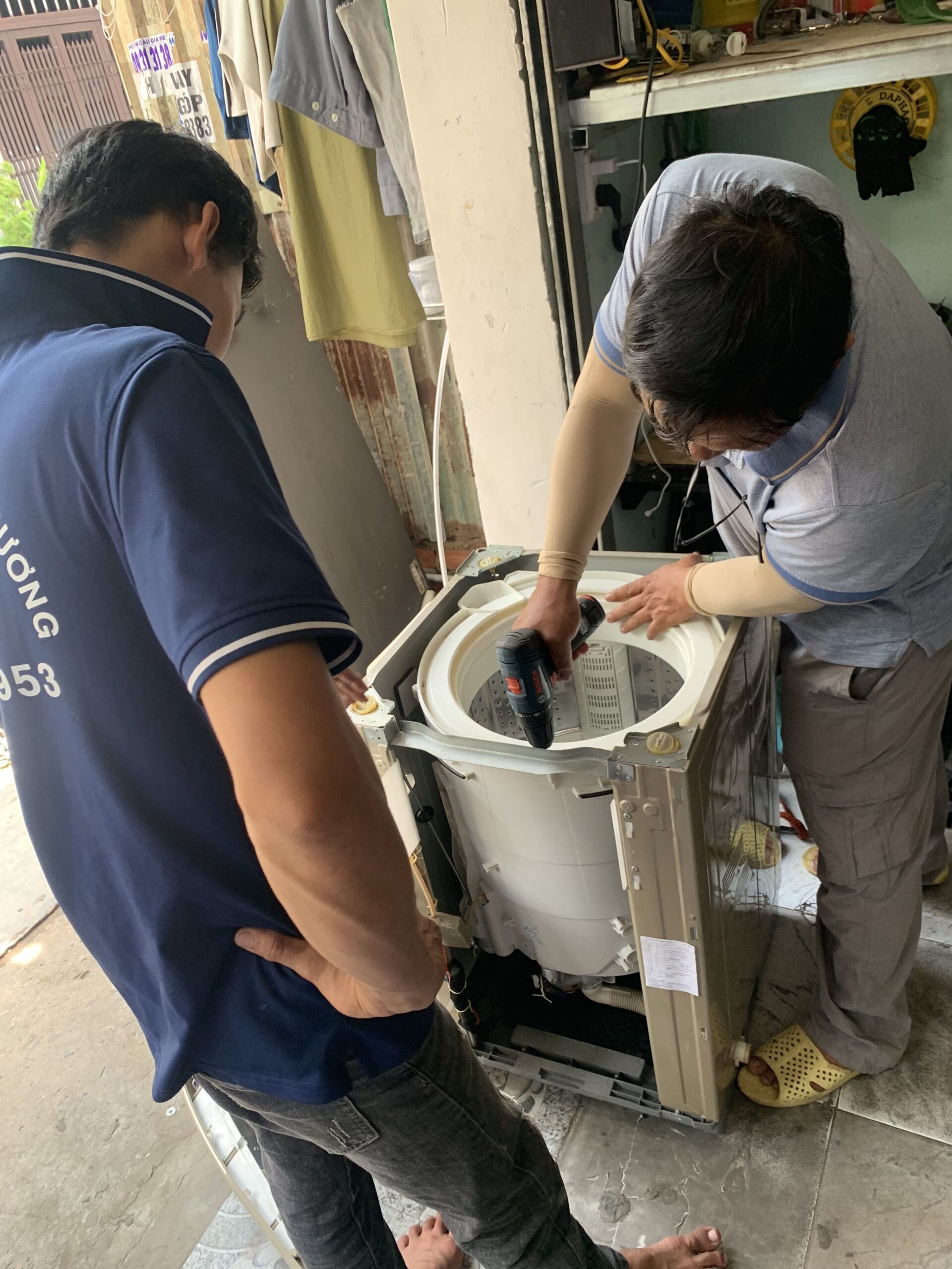 Thợ Điện Lạnh 61 đang kiểm tra và sửa máy giặt cho khách tại thành phố Thủ Đức.