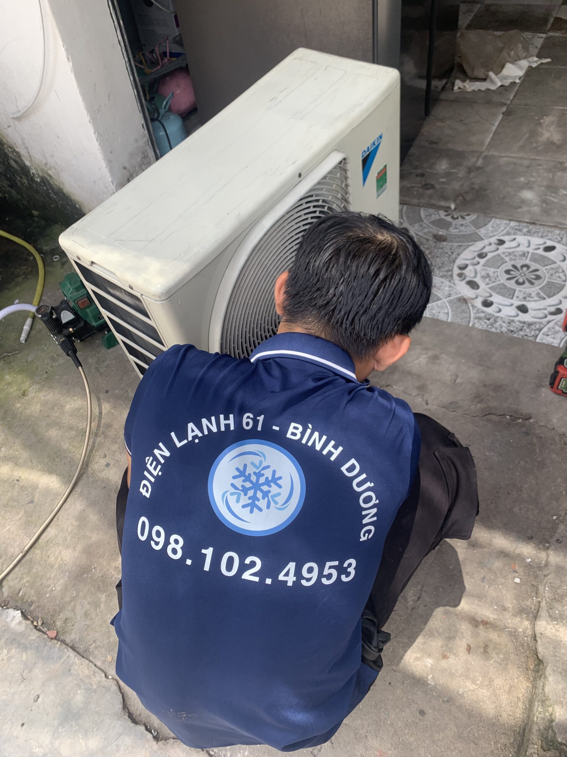 Thợ Điện Lạnh 61 đang tháo lắp máy lạnh chuyên nghiệp tại thành phố Thủ Đức.