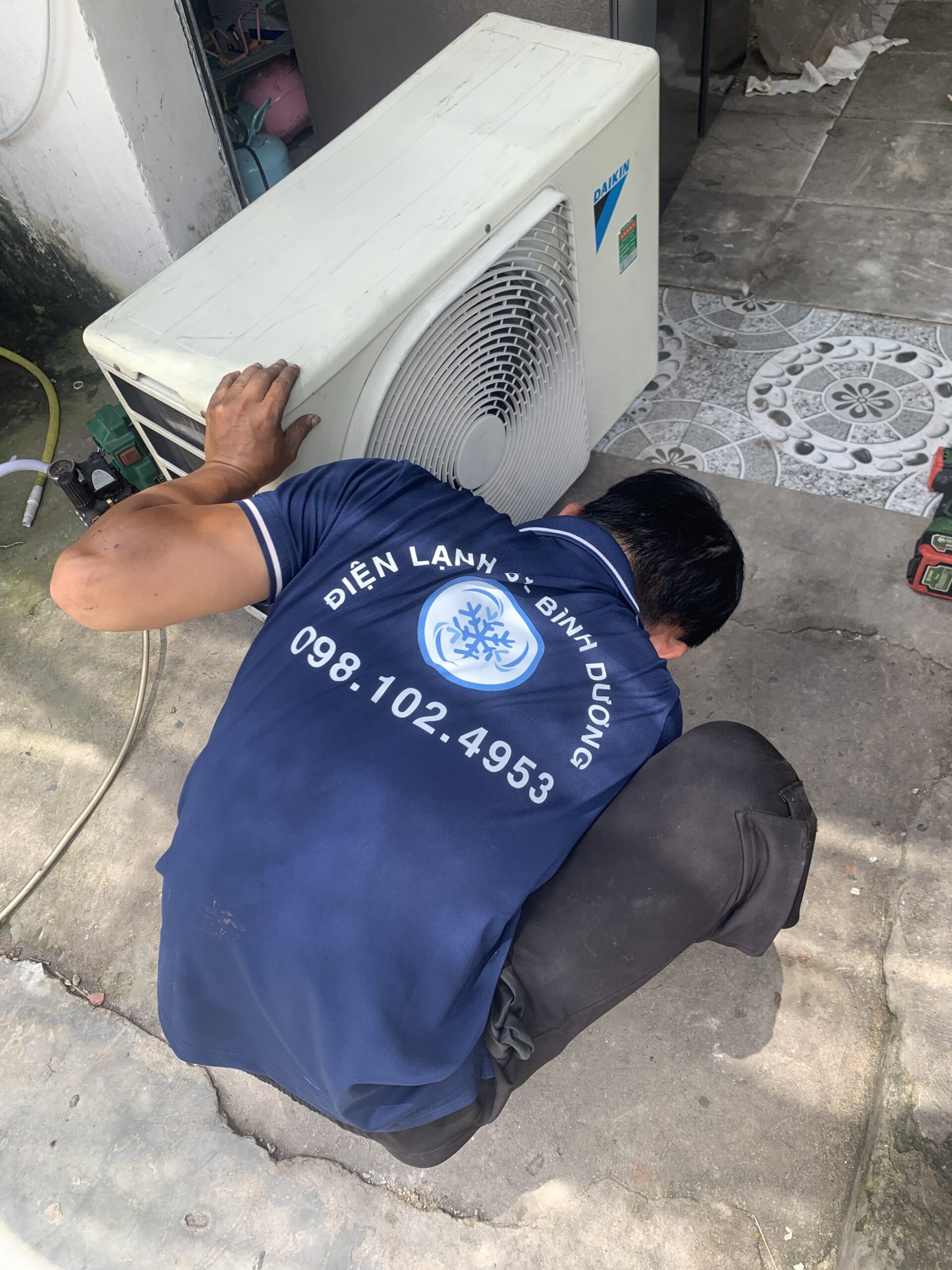 Thợ Điện Lạnh 61 đang vệ sinh cục nóng máy lạnh tại nhà ở An Phú, Thuận An
