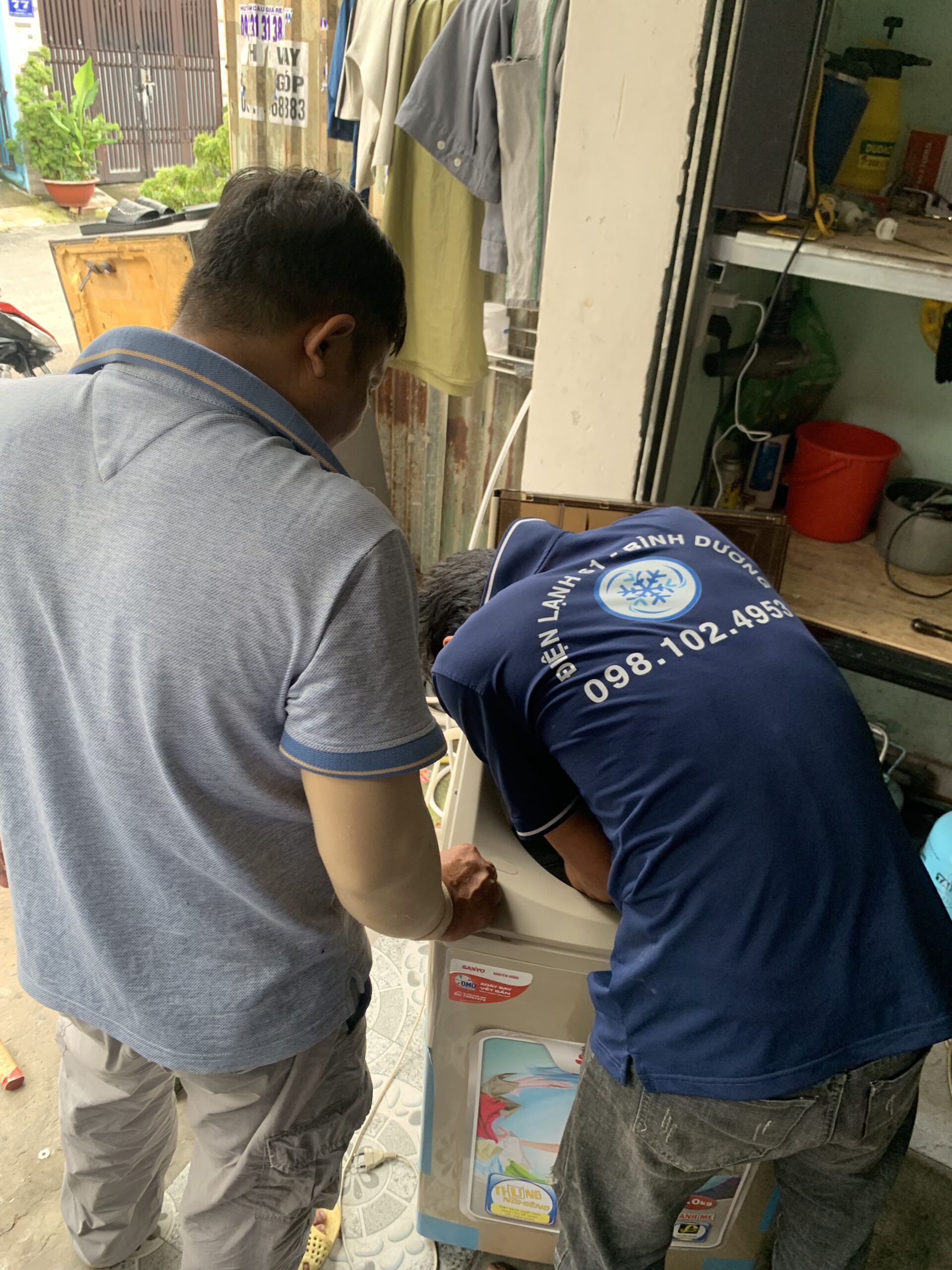 Tho-Dien-Lanh-61-dang-ve-sinh-may-giat-cho-khach-tai-thanh-pho-Thu-Duc Thợ Điện Lạnh 61 đang vệ sinh máy giặt cho khách tại thành phố Thủ Đức.