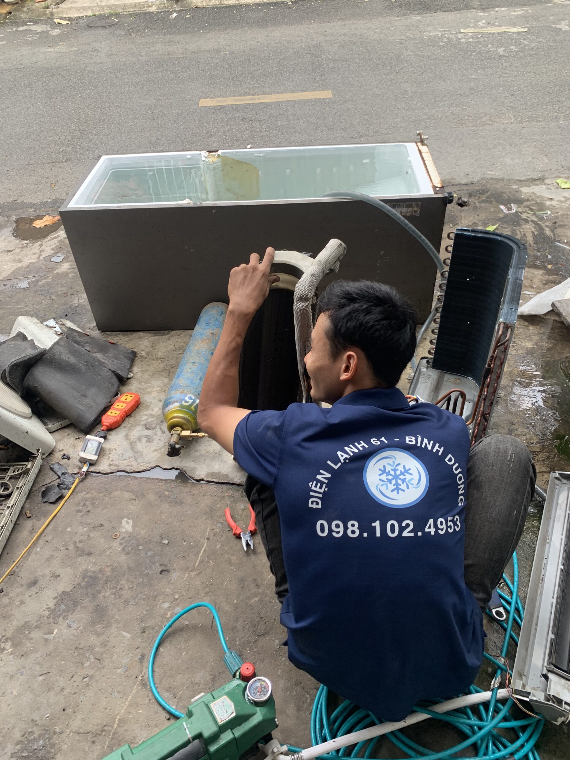 Thợ Điện Lạnh 61 đang xử lý triệt để lỗi máy lạnh bị chảy nước tại nhà ở Thuận Giao