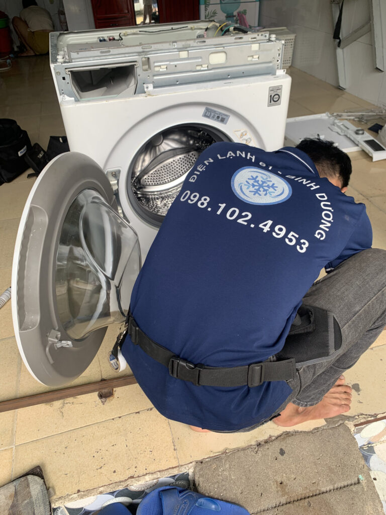 Thợ Điện Lạnh 61 tháo lồng vệ sinh máy giặt cửa ngang tại phường Linh Xuân