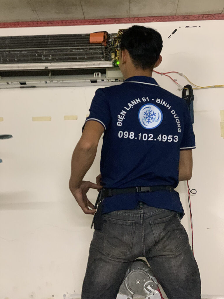 Thợ Điện Lạnh 61 thi công tháo lắp máy lạnh chuyên nghiệp tại nhà khách hàng ở phường Bình Hòa.