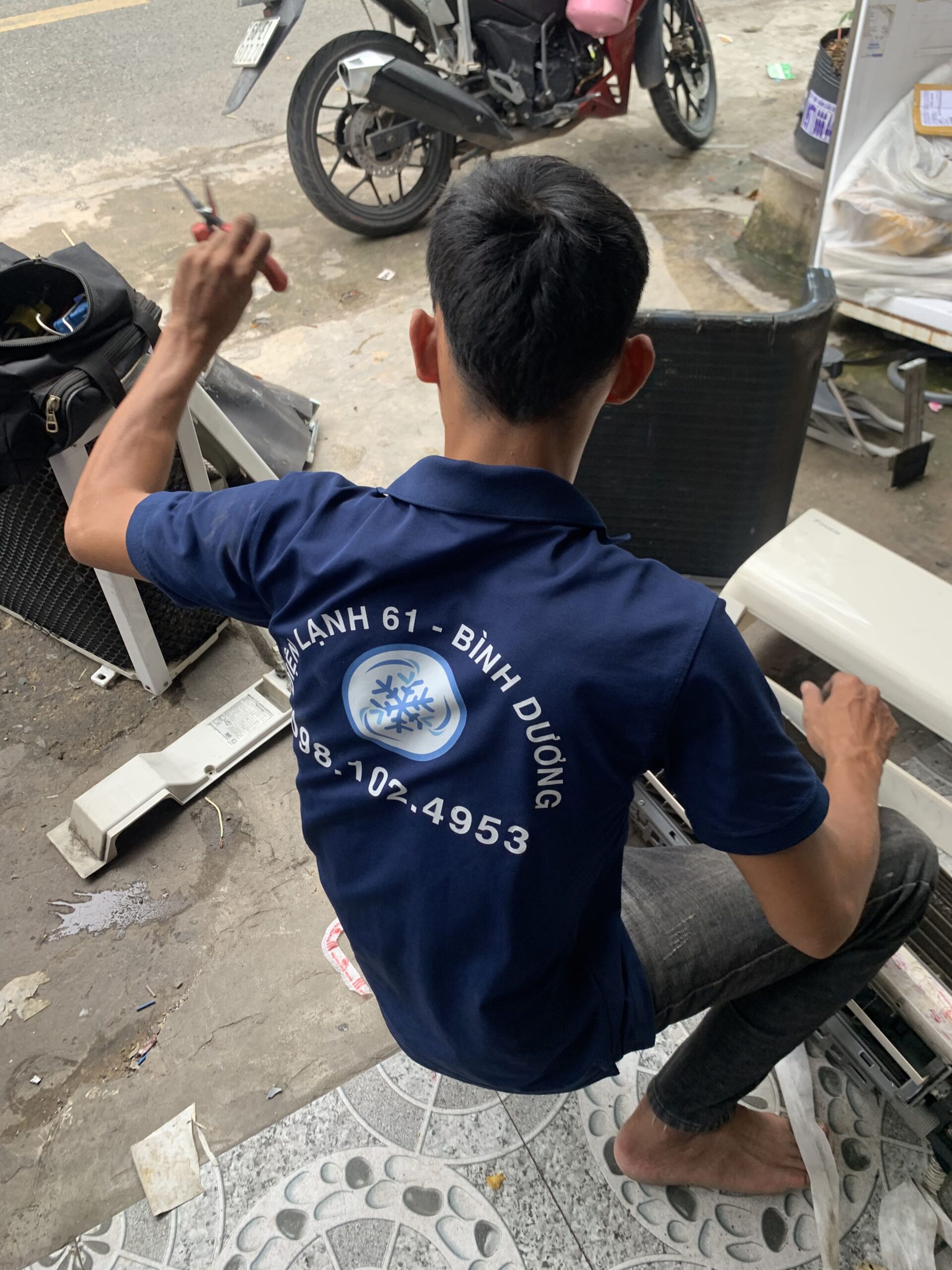 Thợ chuyên nghiệp sửa máy lạnh tại Linh Xuân, Thủ Đức, có mặt nhanh sau 30 phút gọi.