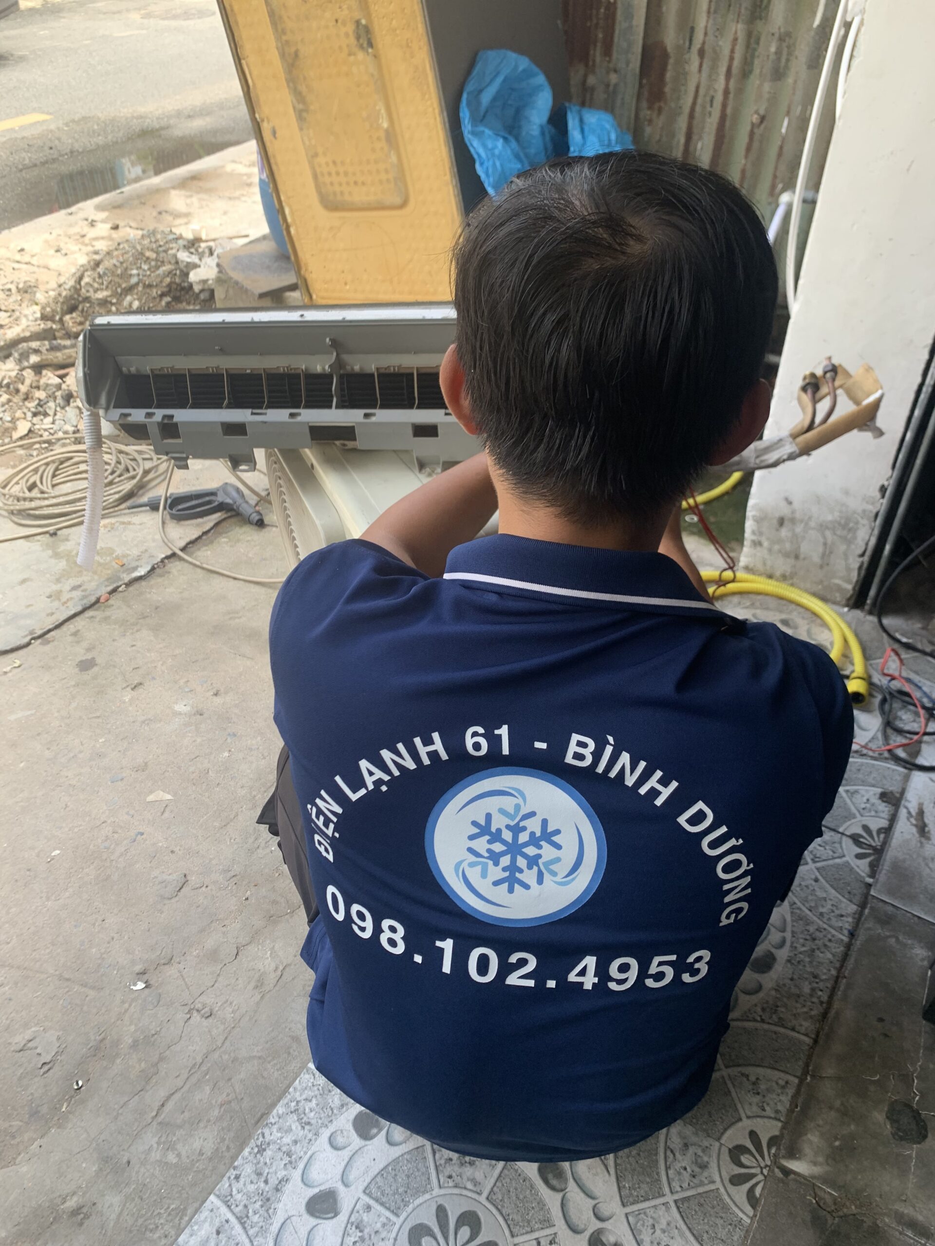 Thợ đang cẩn thận làm sạch lưới lọc và các chi tiết bên trong dàn lạnh tại Thủ Đức.