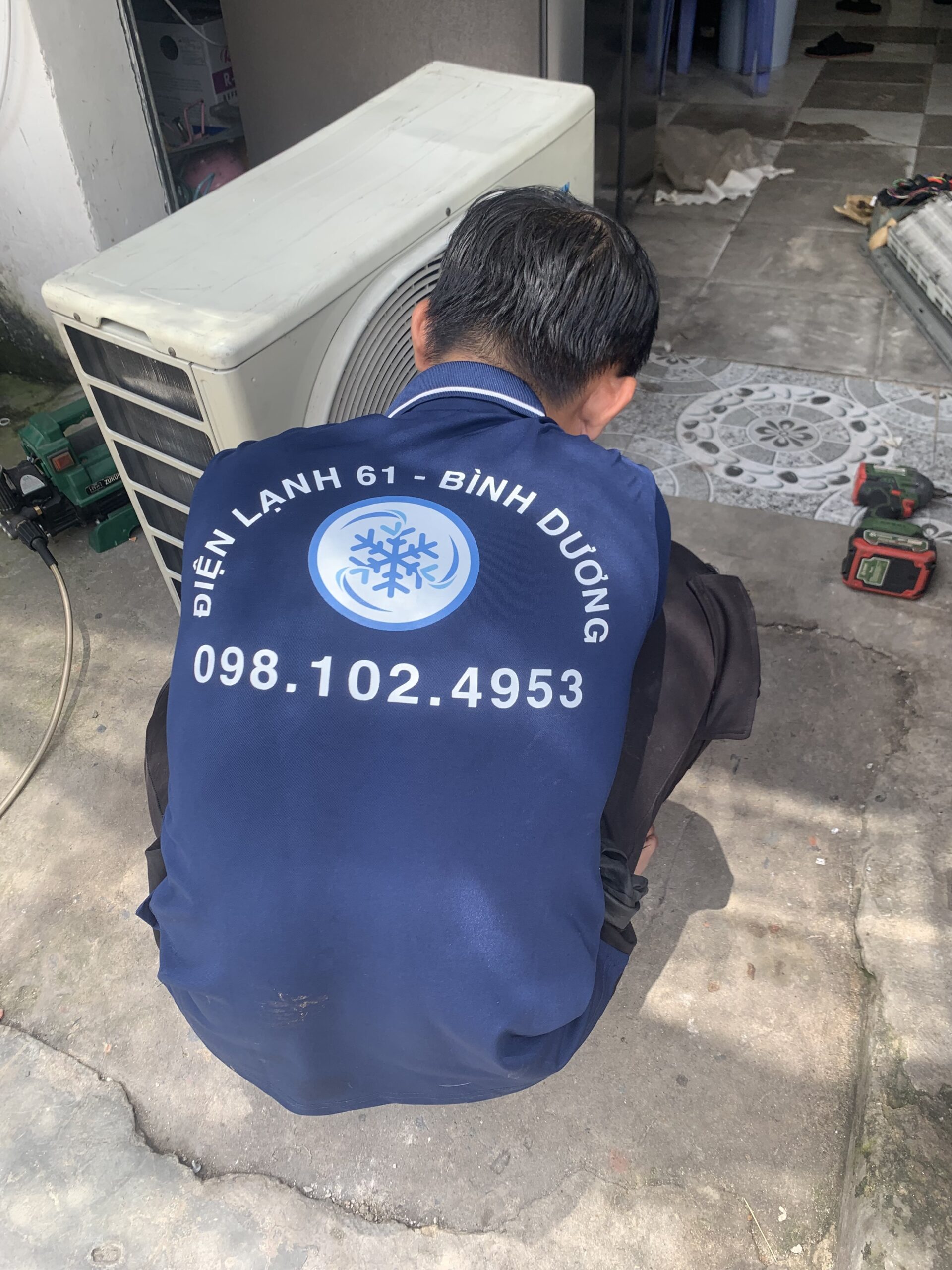Thợ đang cẩn thận tháo dỡ dàn nóng máy lạnh để di dời tại khu vực Linh Xuân