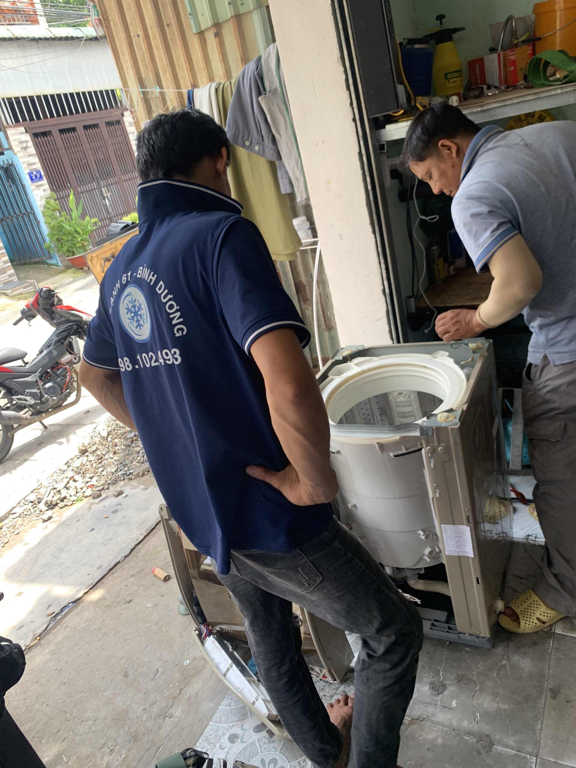 Tho-dang-khac-phuc-loi-may-giat-khong-xa-duoc-nuoc-tai-mot-gia-dinh-o-Tam-Binh Thợ đang khắc phục lỗi máy giặt không xả được nước tại một gia đình ở Tam Bình.