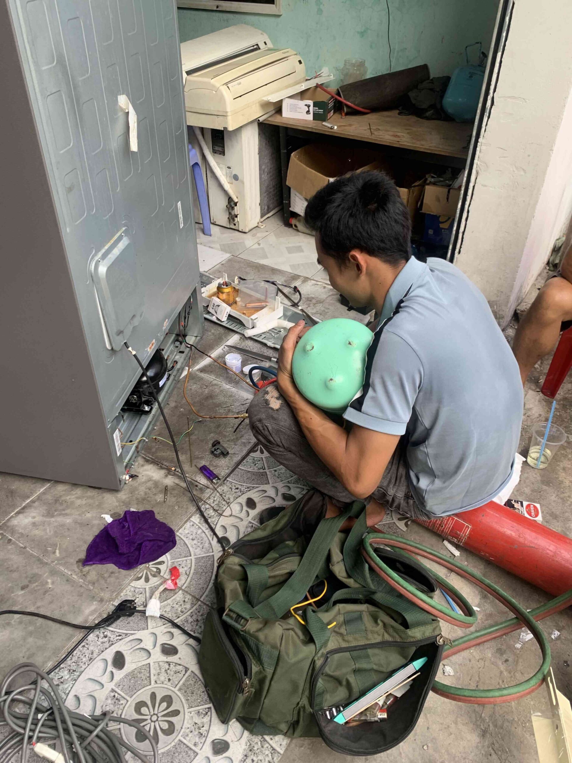 Tho-dang-kiem-tra-va-nap-gas-cho-tu-lanh-tai-Thuan-Giao-Dien-Lanh-61 Thợ đang kiểm tra và nạp gas cho tủ lạnh tại Thuận Giao - Điện Lạnh 61.