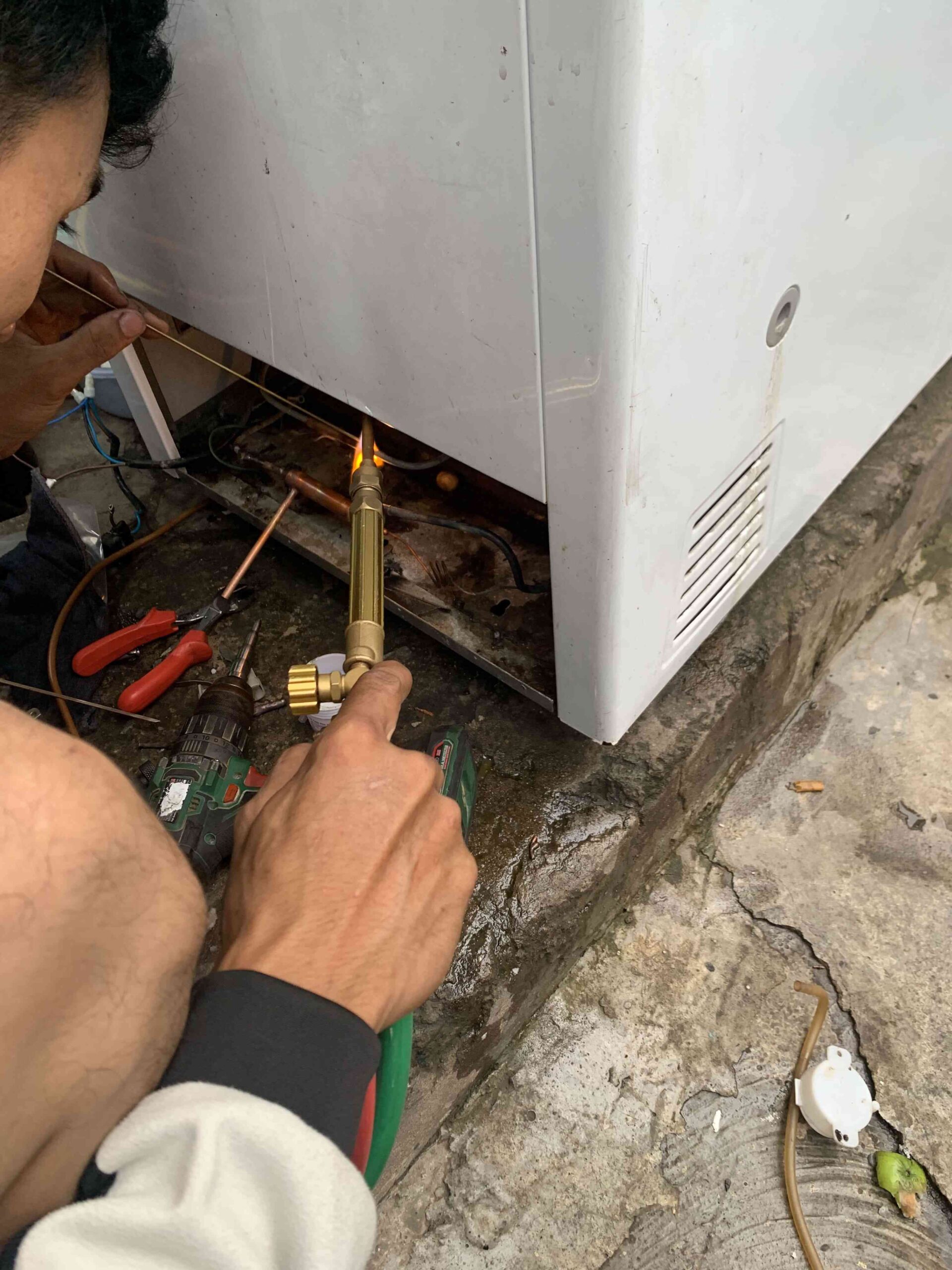 Thợ đang nạp gas cho tủ lạnh Inverter bị hết gas tại Linh Xuân. Thợ đang nạp gas cho tủ lạnh Inverter bị hết gas tại Linh Xuân.