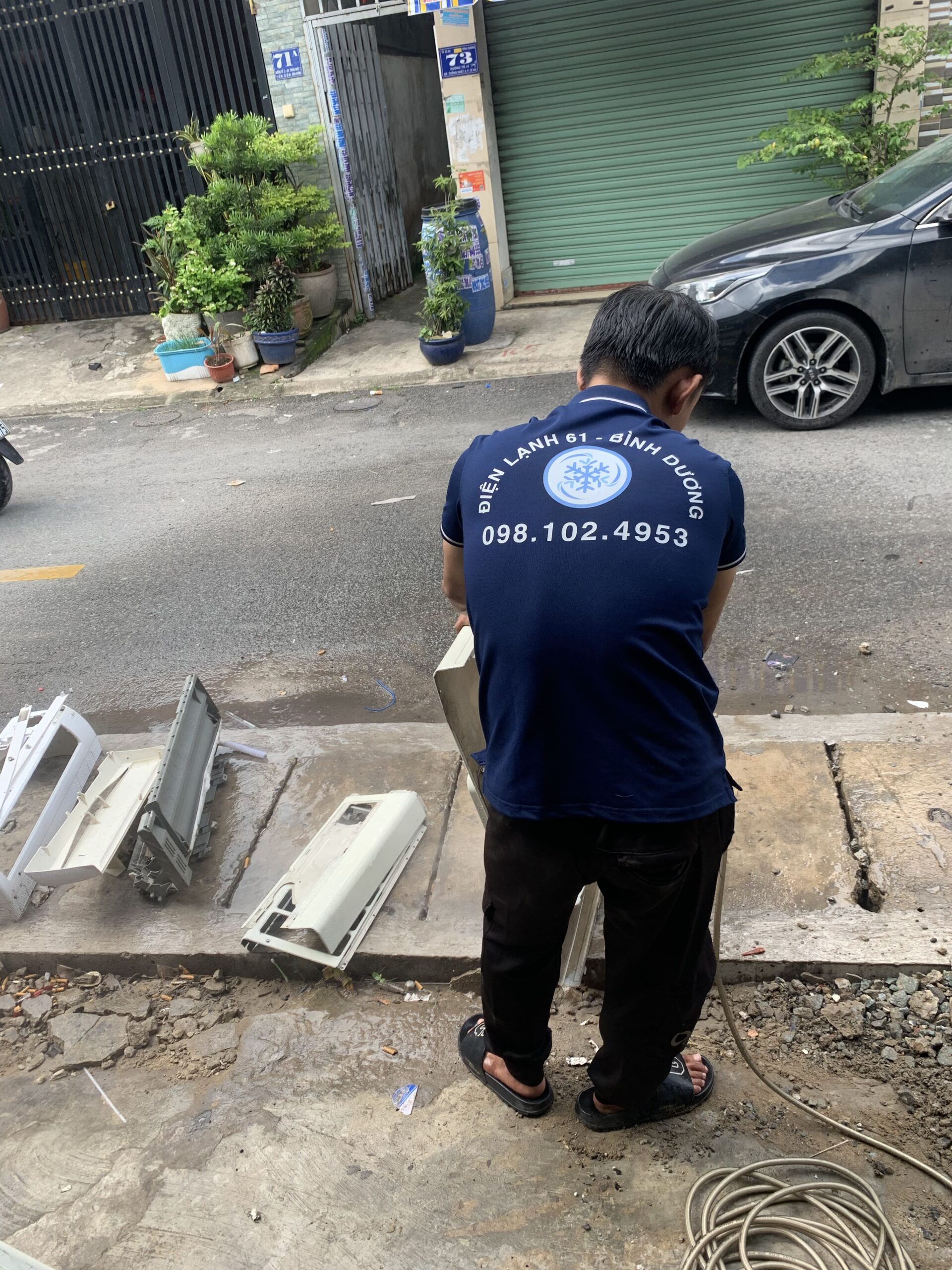 Thợ đang sửa máy lạnh Samsung bị chảy nước ở Tam Bình