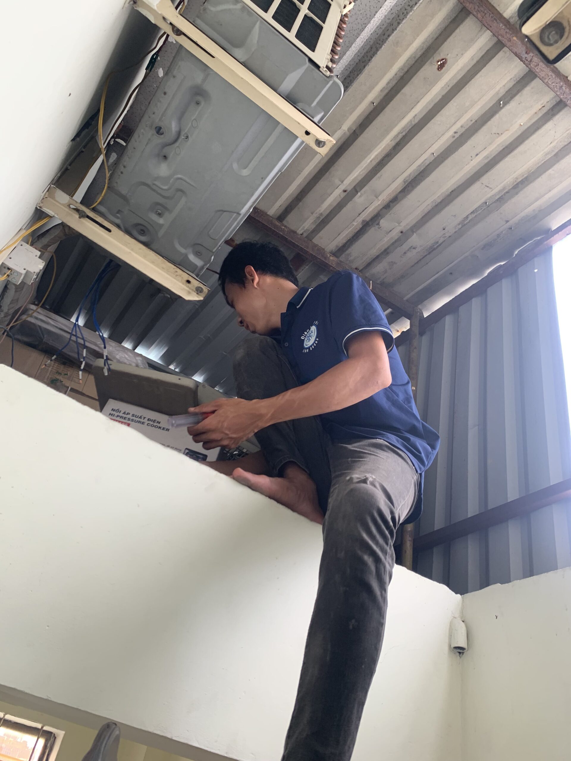 Thợ kỹ thuật Điện Lạnh 61 kiểm tra tình trạng thiếu hụt gas của máy sau thời gian dài sử dụng.