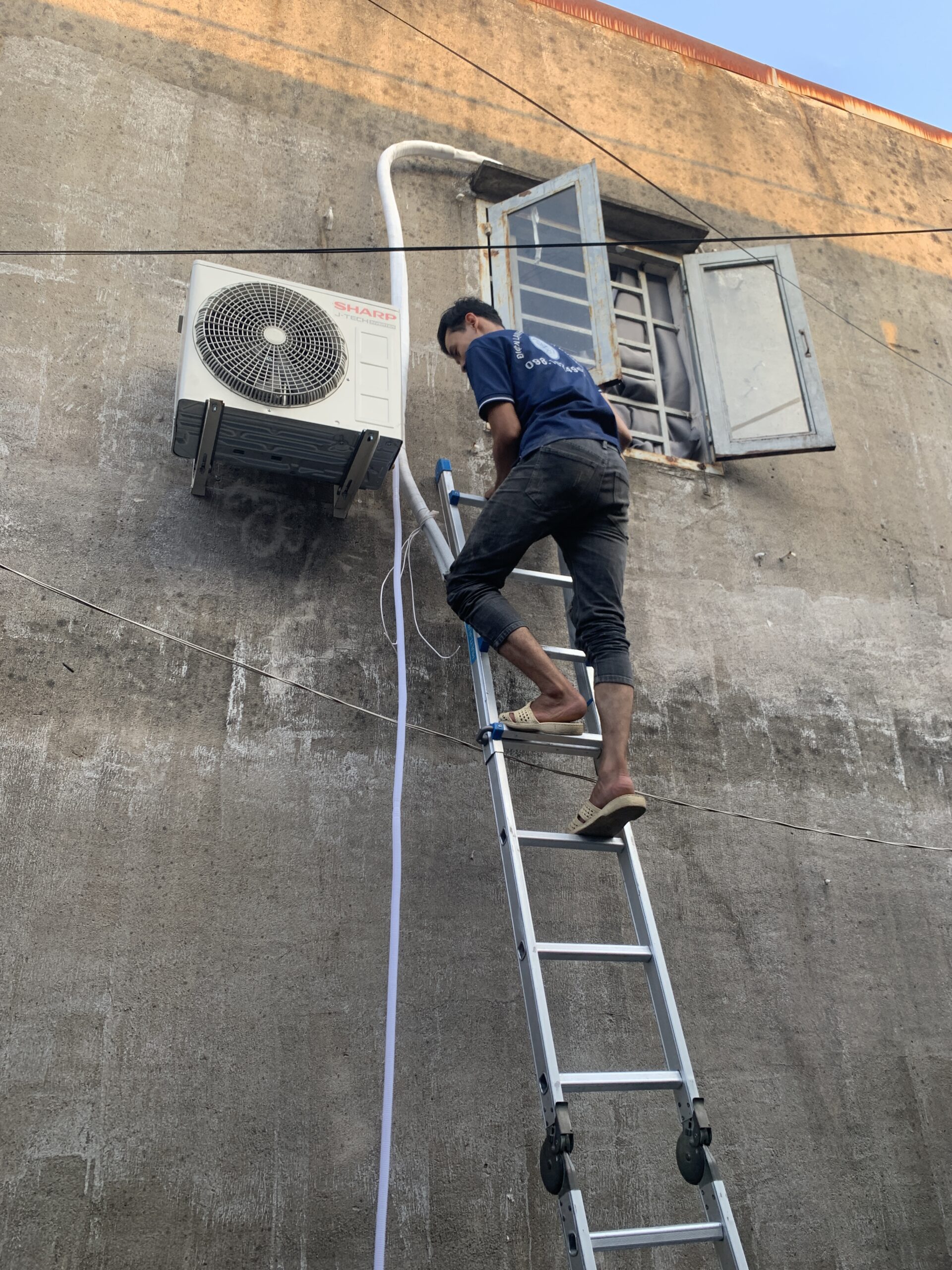 Tho-ky-thuat-thi-cong-thao-do-may-lanh-an-toan-tai-phuong-An-Phu Thợ kỹ thuật thi công tháo dỡ máy lạnh an toàn tại phường An Phú