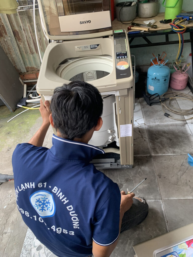 Thợ sửa máy giặt Điện Lạnh 61 đang kiểm tra lỗi bo mạch tại nhà khách hàng ở Phú Lợi.